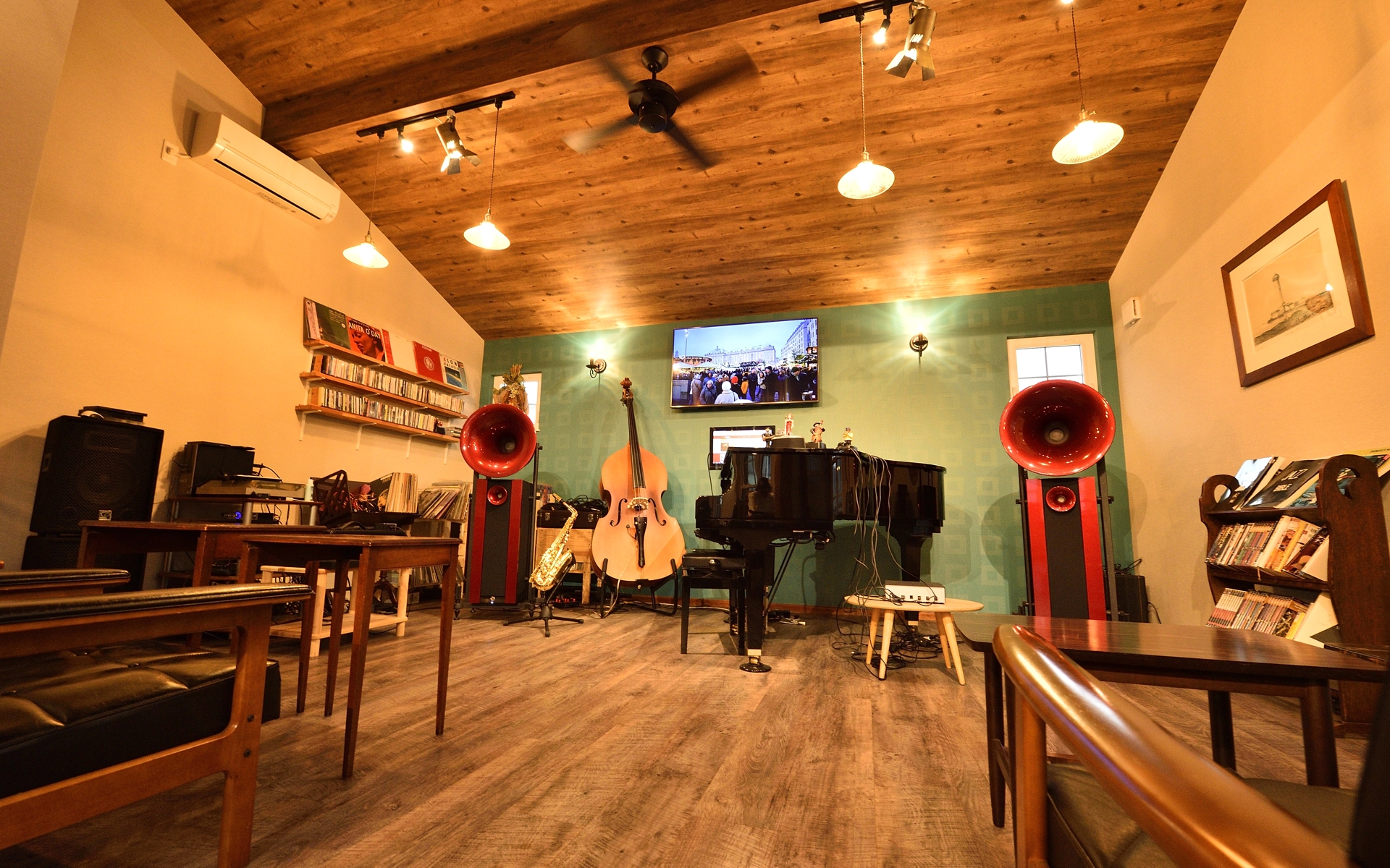 ビンテージ家具が並ぶウッディ調の室内。大型スピーカーと自動演奏ピアノからは心地いいJAZZが流れる