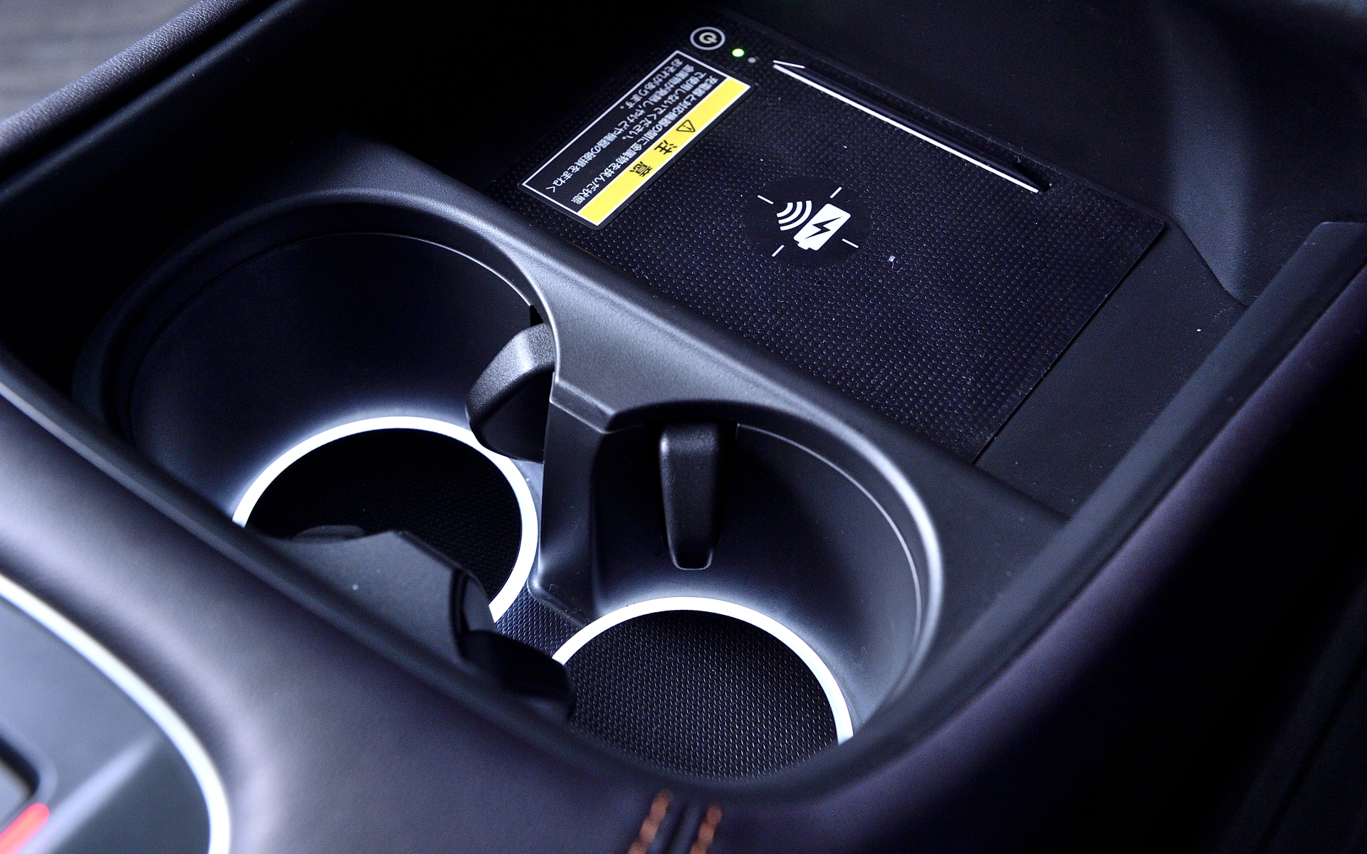 室内をやさしい光で満たすセンターコンソールボックス＆ドリンクホルダーイルミネーション（ドア開閉＆スモールランプ連動）は2万4200円。ワイヤレス充電器は3万800円（※Zグレードは標準装備）