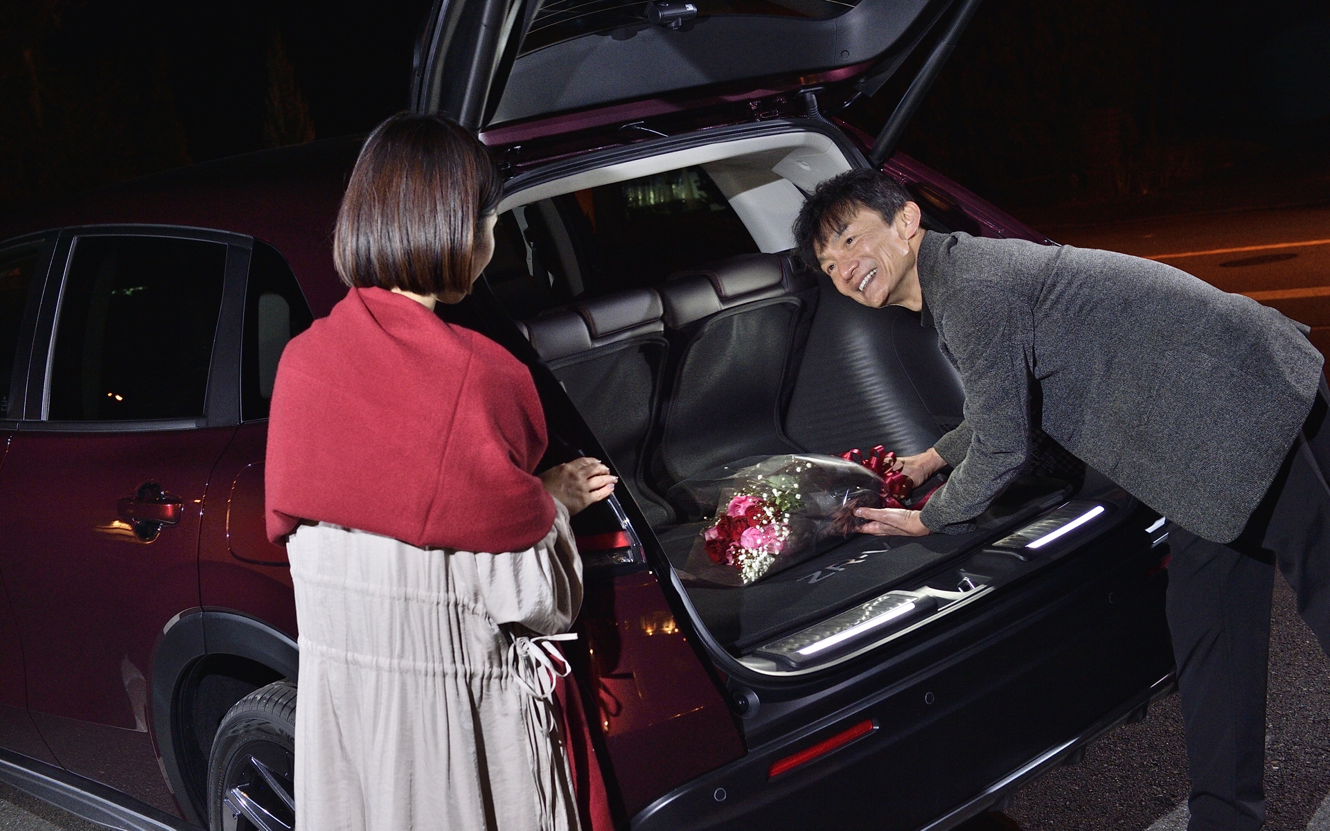 全車パワーテールゲートを標準装備するZR-V。テールゲートが開くとリアパネルライニングカバーイルミネーションが点灯するので、サプライズ演出にも効果抜群