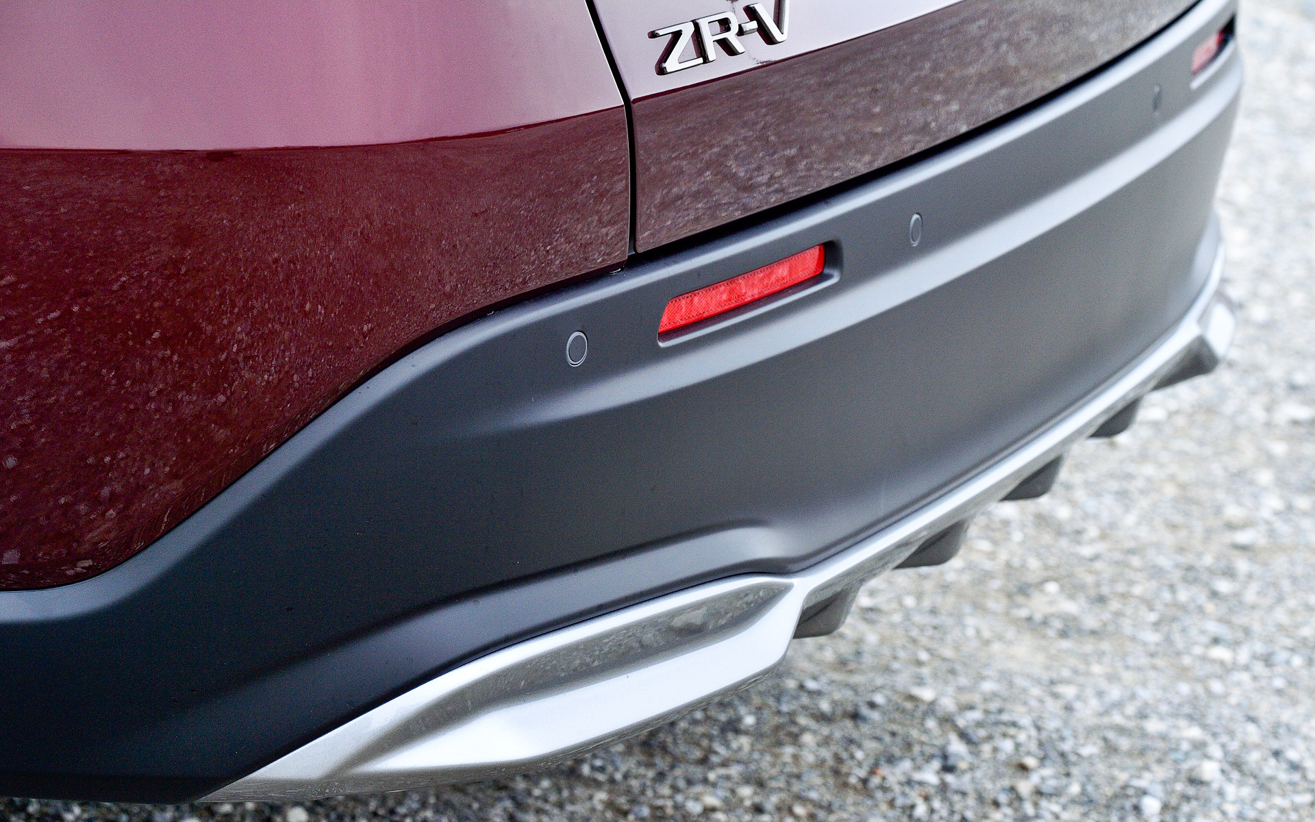 フロントおよびサイドからの流れをくむリアロアーガーニッシュ。中央部にディフューザー形状を用いることでスポーティなルックスに。価格は4万9500円