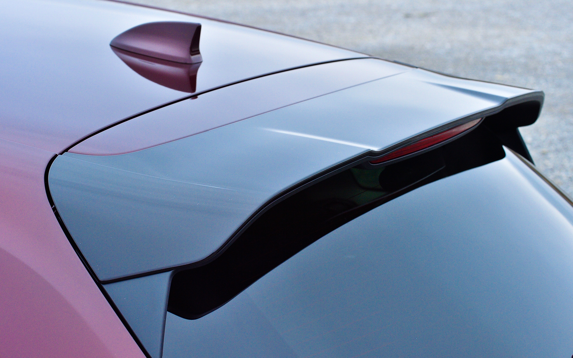 ノーマルよりも長くすることでスポーティさを感じさせるテールゲートスポイラー。カラーはベルリナブラックで価格は4万1800円