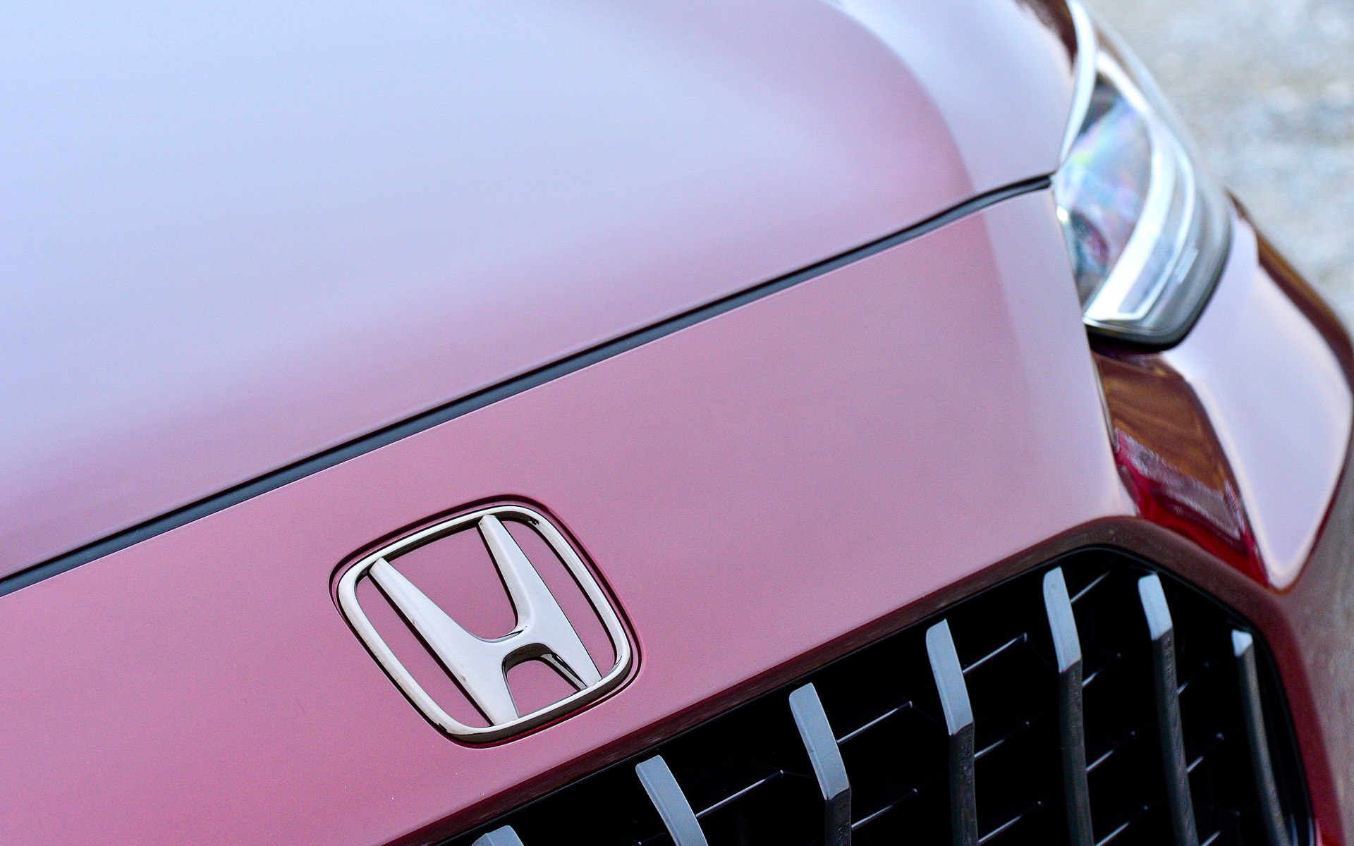 前後の「H」マークと後の「ZR-V」のエンブレムのセット品。今回装着しているブラックタイプの価格は1万1550円。ゴールドタイプは9900円。ボディカラーによってはゴールドタイプも映えるだろう