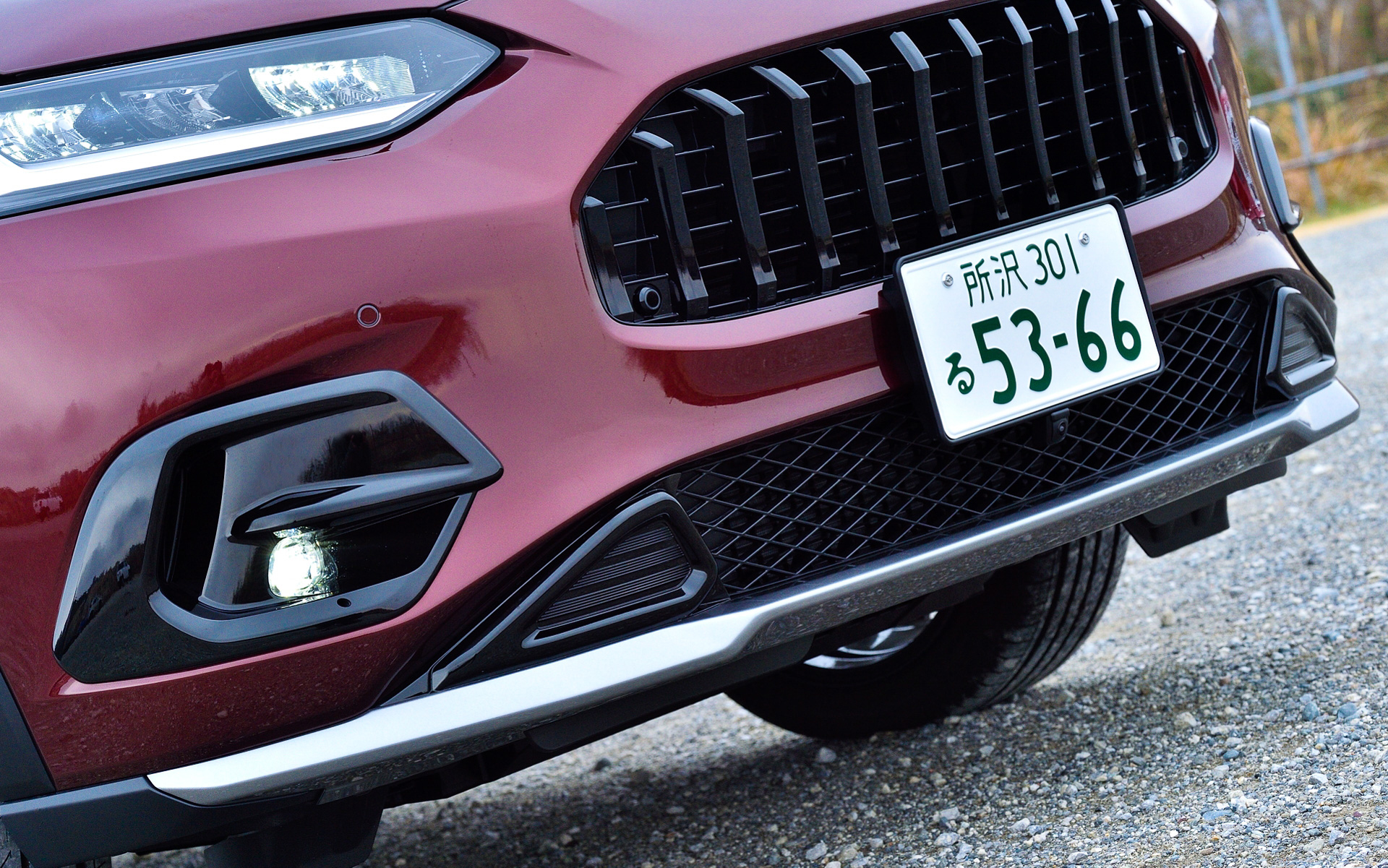 ロー＆ワイド感を与えるフロントロアースカートは、ダスクグレー・メタリックと、ベルリナブラックの本体部分に加え、Zタイプ用にボディ同色も選べる両端のガーニッシュキットのセット。価格は5万9400円で、ガーニッシュキットをZタイプに装着する場合は、ボディカラーによって、3300円高になる場合もある