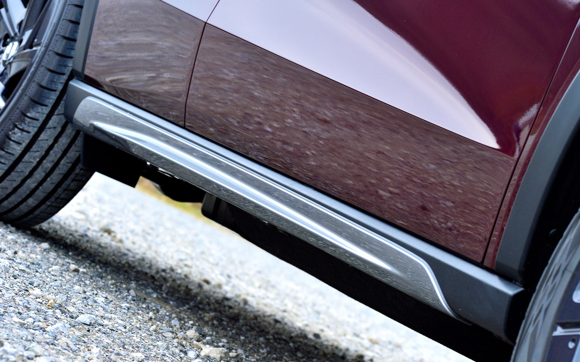 フロントロアースカートからの一連の流れを生み出すサイドロアーガーニッシュは左右セットで4万4000円。立体的なデザインでスポーティさをプラス