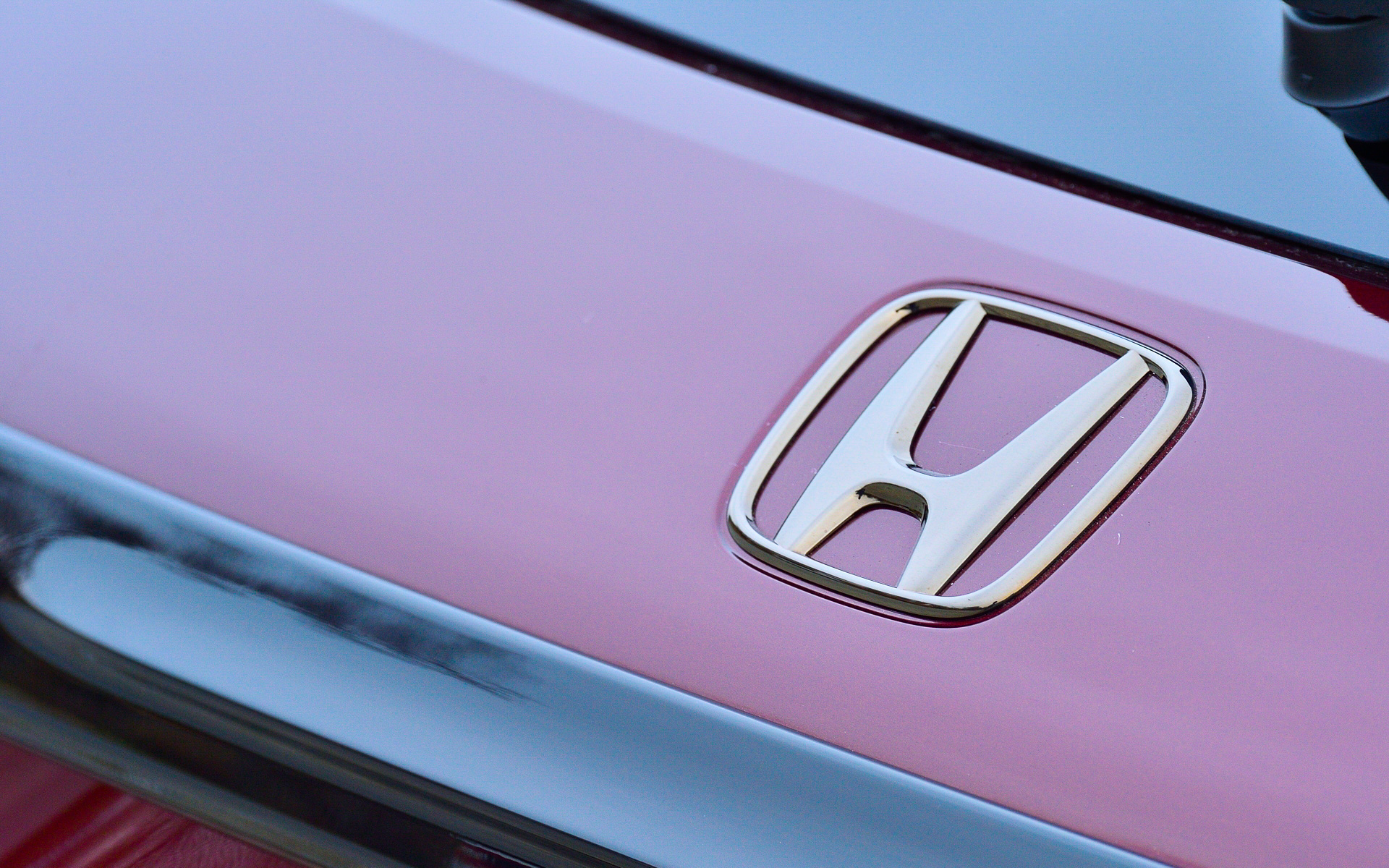 前後の「H」マークと後の「ZR-V」のエンブレムのセット品。今回装着しているブラックタイプの価格は1万1550円。ゴールドタイプは9900円。ボディカラーによってはゴールドタイプも映えるだろう