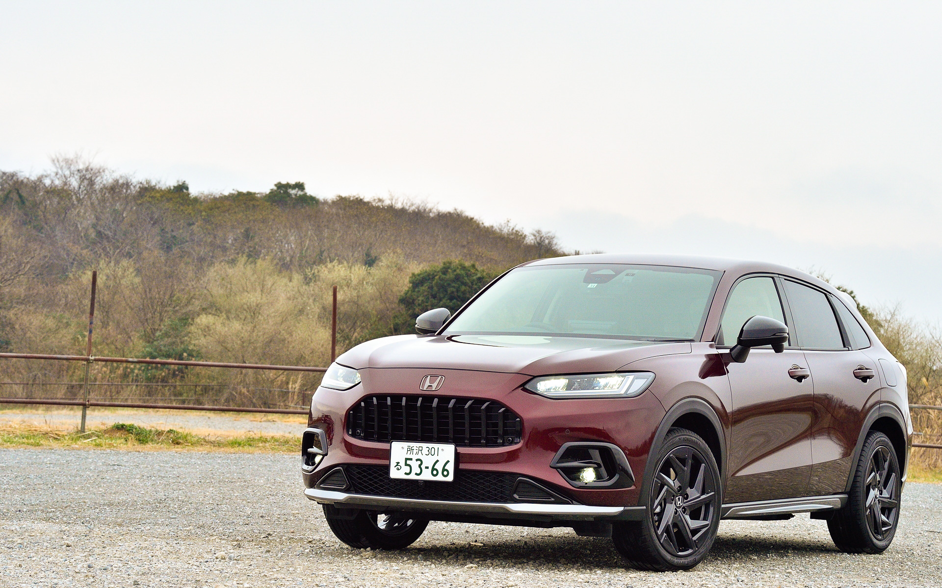 ZR-Vはハイブリッドモデルとガソリンモデルそれぞれに「X」「Z」の2グレードおよび2WD（FF）と4WDが設定されている。価格はハイブリッドモデルが329万8900円～411万9500円、ガソリンモデルが294万9100円～376万8600円。撮影車両はハイブリッドモデルのXグレード