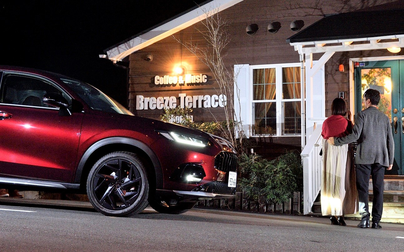 純正アクセサリーでエレガントに仕上げた「ZR-V」なら、ちょっとリッチな大人のデートにもピッタリだ