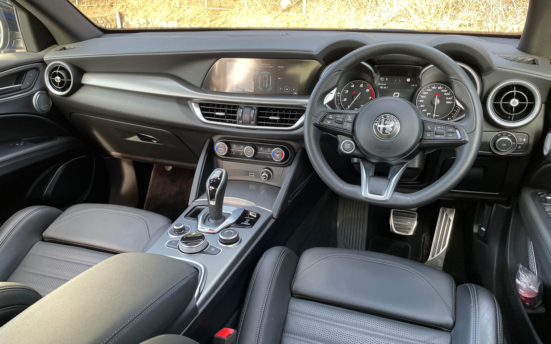 アルファ ロメオ・ステルヴィオのコクピット。SUVでもやはりアルファだな