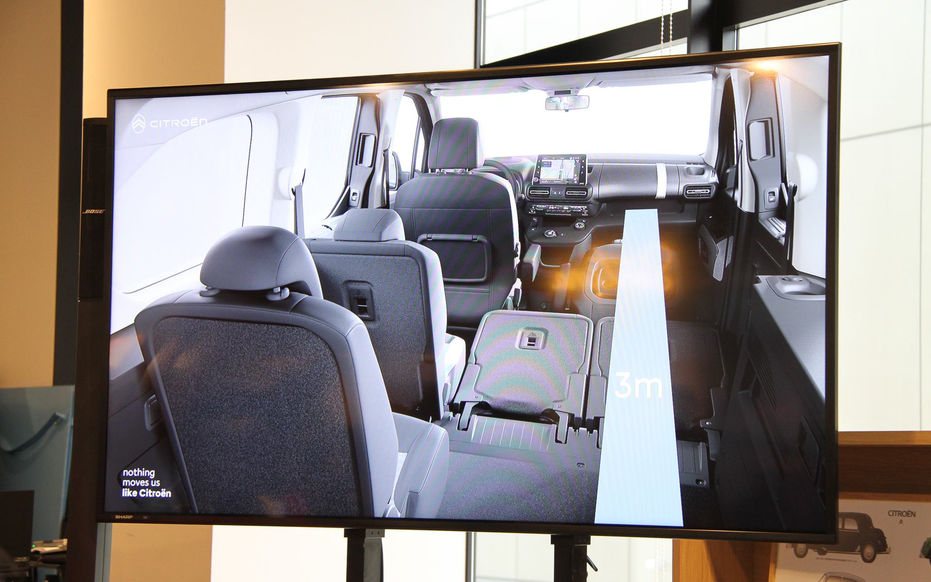 助手席、2列目、3列目を倒すことで3mの長尺物も積載可能