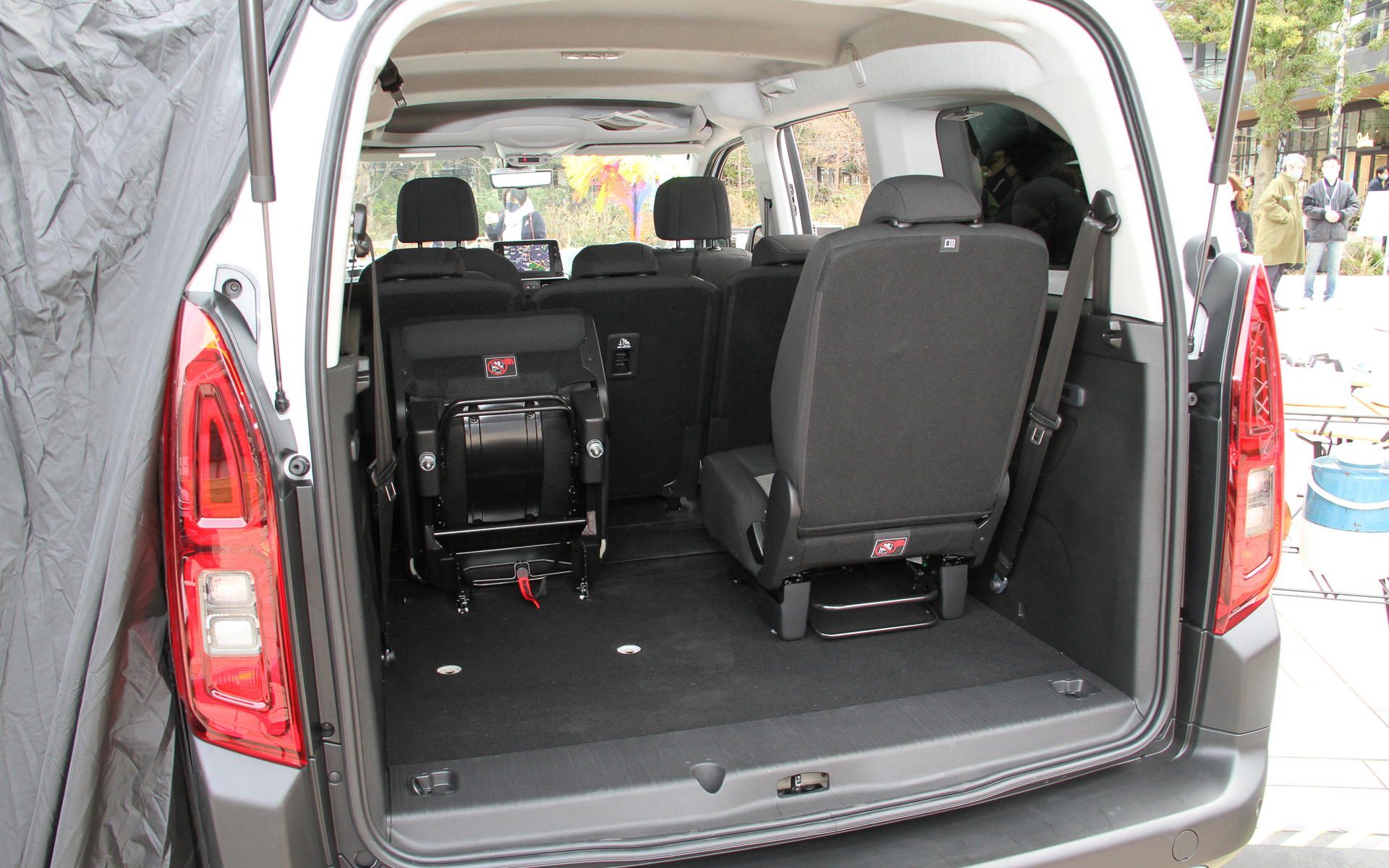 新型ベルランゴ ロングのインテリア。3列目シートは前後スライドが可能なほか、3列目シートを取り外して2列目シートを折りたたむことで、最大2693Lの大容量ラゲッジスペースが出現する