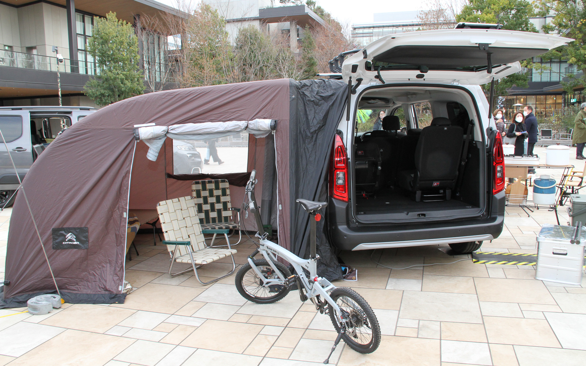 新型ベルランゴ ロングのインテリア。3列目シートは前後スライドが可能なほか、3列目シートを取り外して2列目シートを折りたたむことで、最大2693Lの大容量ラゲッジスペースが出現する