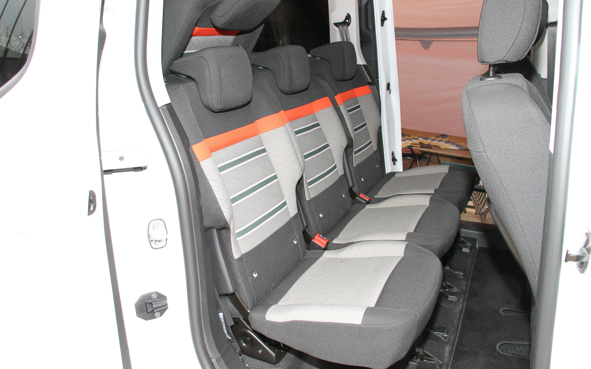 新型ベルランゴ ロングのインテリア。3列目シートは前後スライドが可能なほか、3列目シートを取り外して2列目シートを折りたたむことで、最大2693Lの大容量ラゲッジスペースが出現する