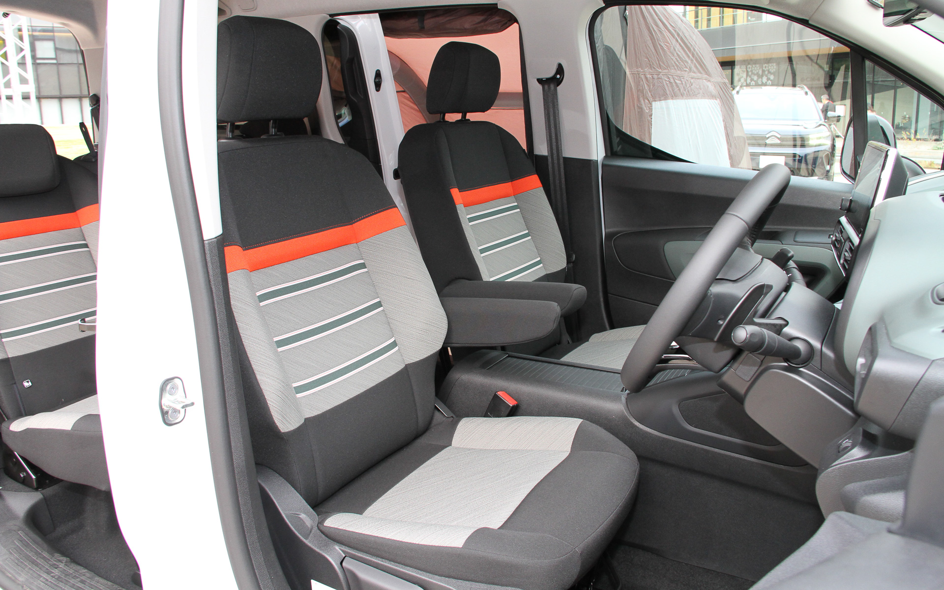 新型ベルランゴ ロングのインテリア。3列目シートは前後スライドが可能なほか、3列目シートを取り外して2列目シートを折りたたむことで、最大2693Lの大容量ラゲッジスペースが出現する