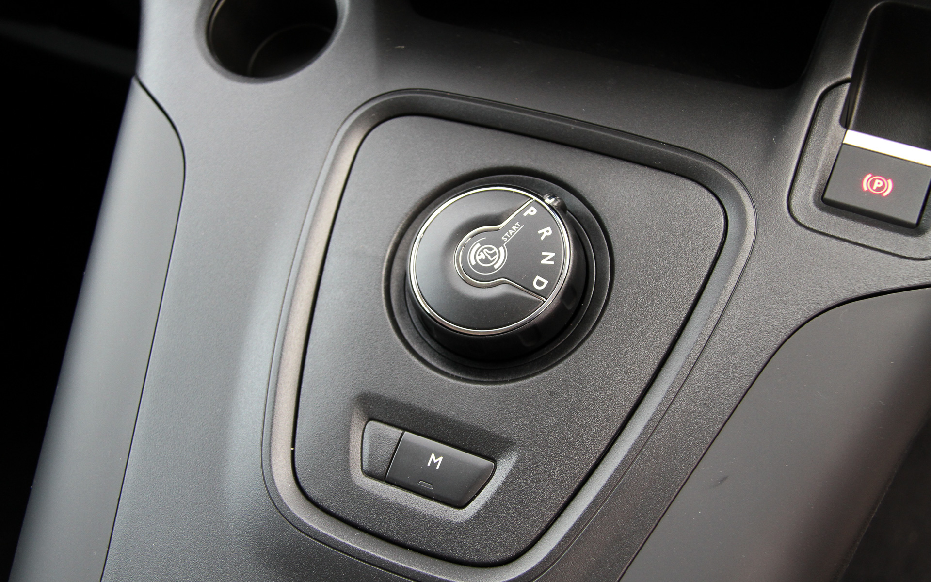 新型ベルランゴ ロングのインテリア。3列目シートは前後スライドが可能なほか、3列目シートを取り外して2列目シートを折りたたむことで、最大2693Lの大容量ラゲッジスペースが出現する