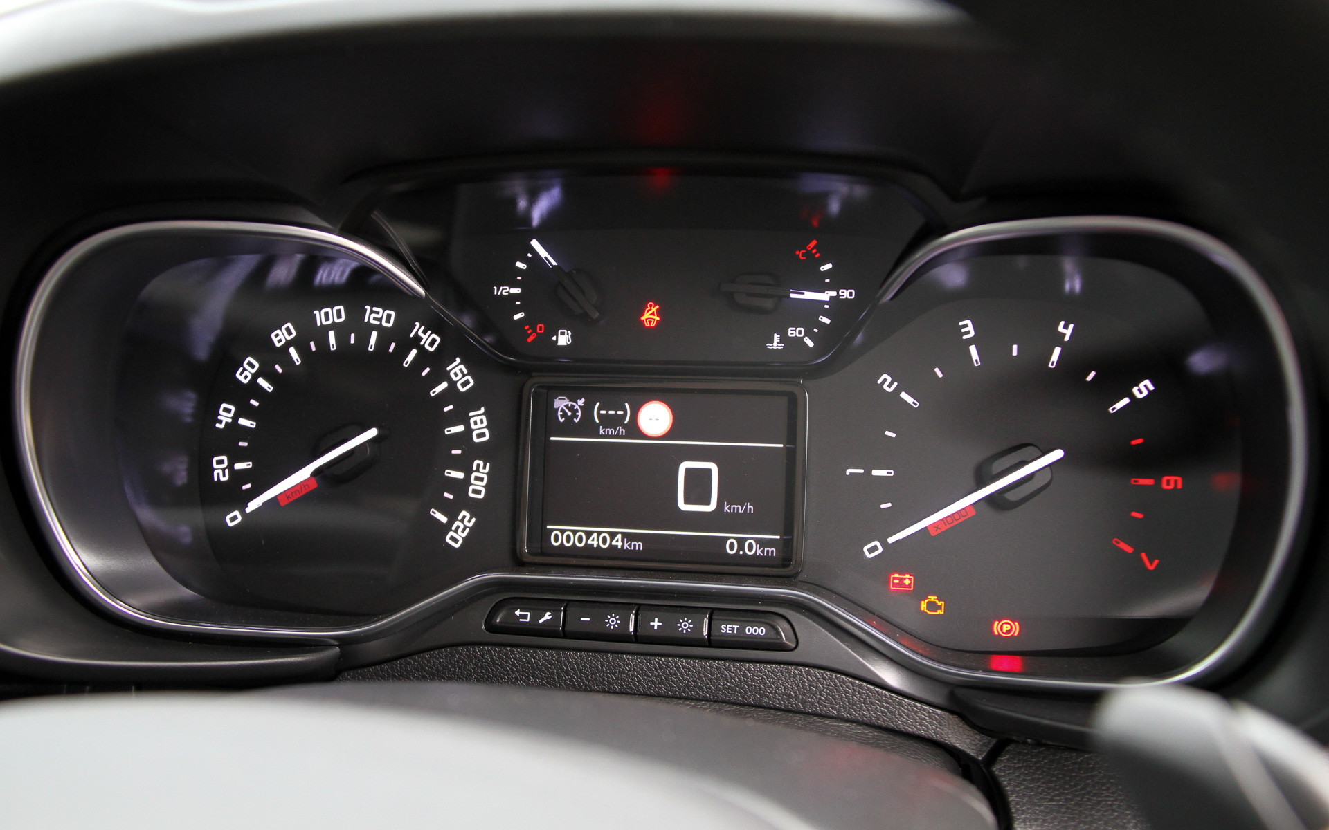 新型ベルランゴ ロングのインテリア。3列目シートは前後スライドが可能なほか、3列目シートを取り外して2列目シートを折りたたむことで、最大2693Lの大容量ラゲッジスペースが出現する