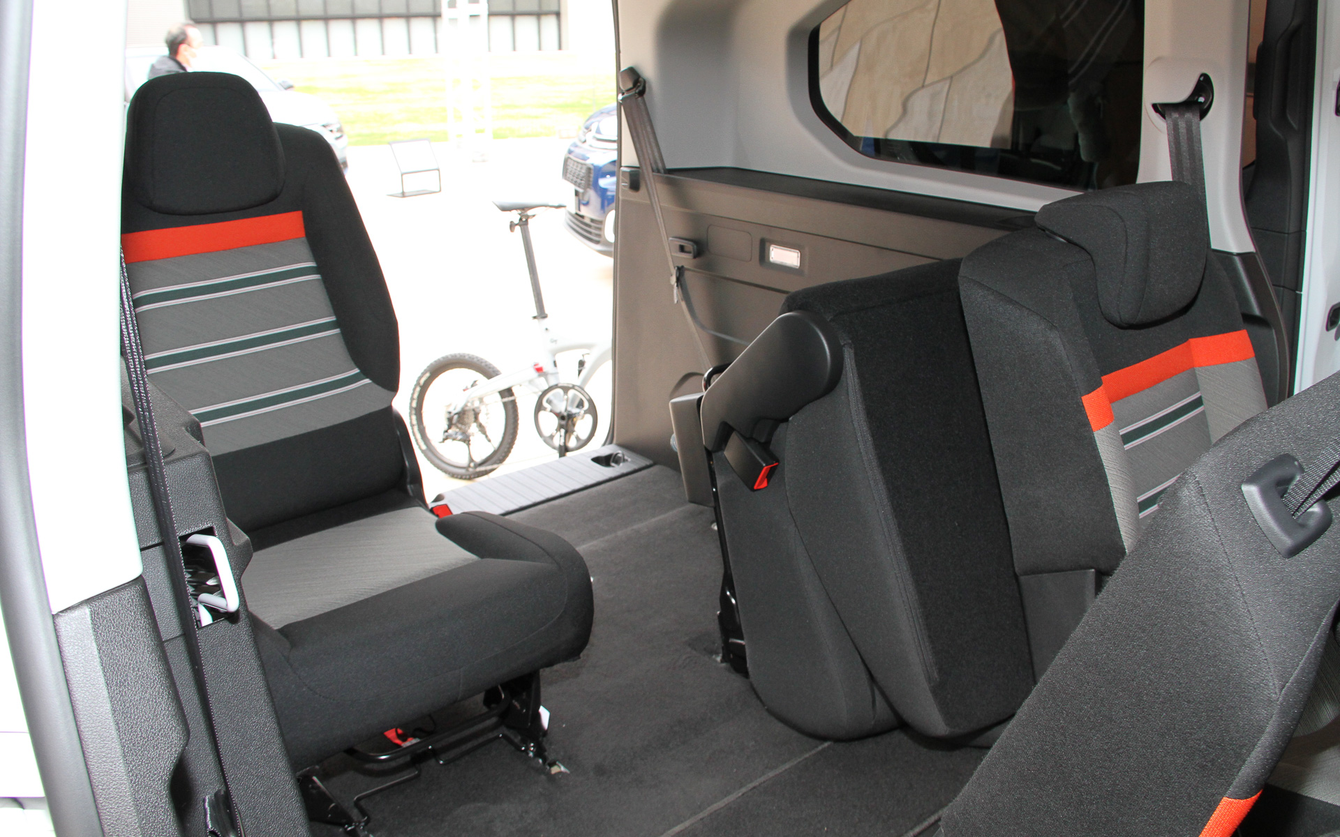 新型ベルランゴ ロングのインテリア。3列目シートは前後スライドが可能なほか、3列目シートを取り外して2列目シートを折りたたむことで、最大2693Lの大容量ラゲッジスペースが出現する