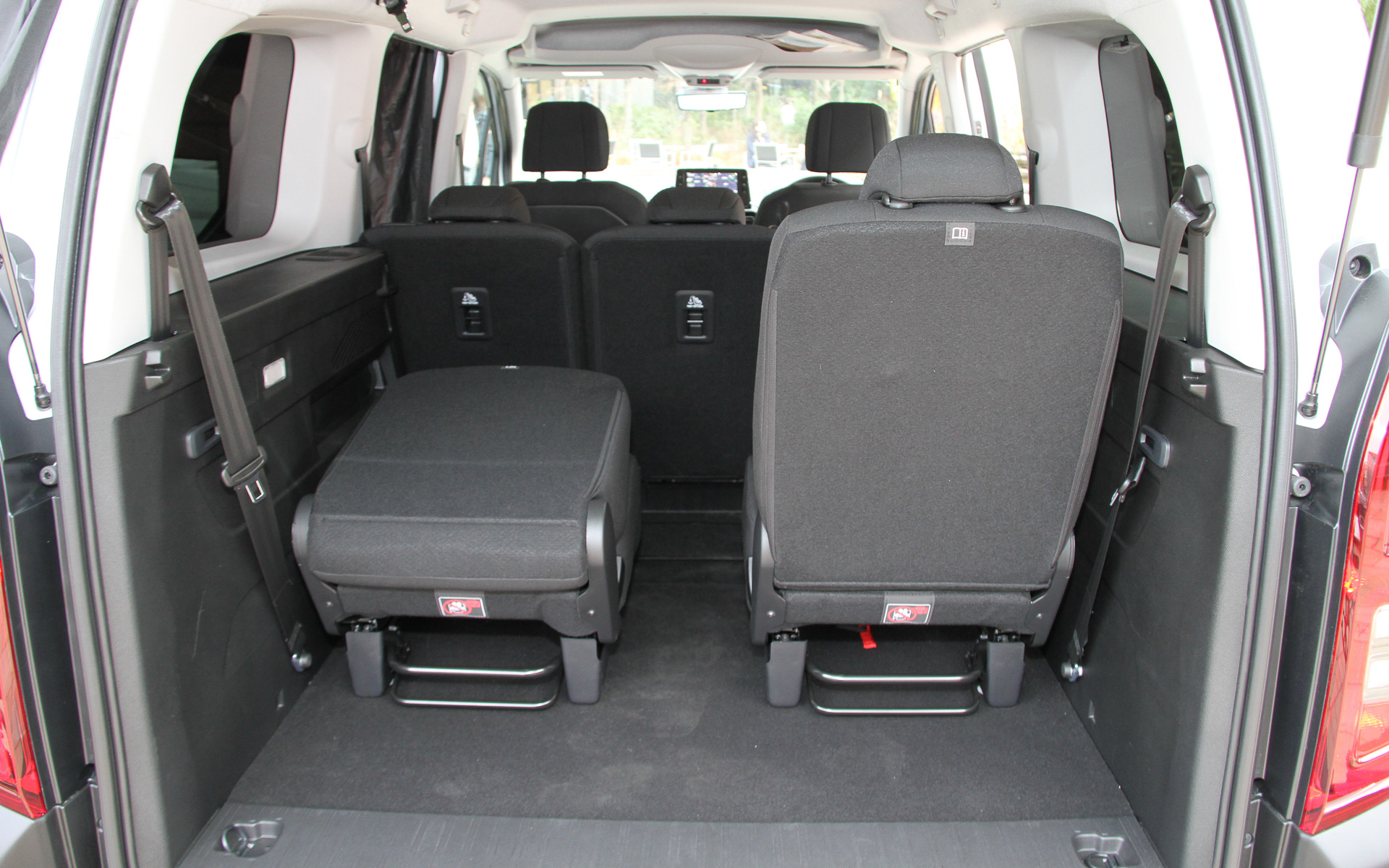 新型ベルランゴ ロングのインテリア。3列目シートは前後スライドが可能なほか、3列目シートを取り外して2列目シートを折りたたむことで、最大2693Lの大容量ラゲッジスペースが出現する