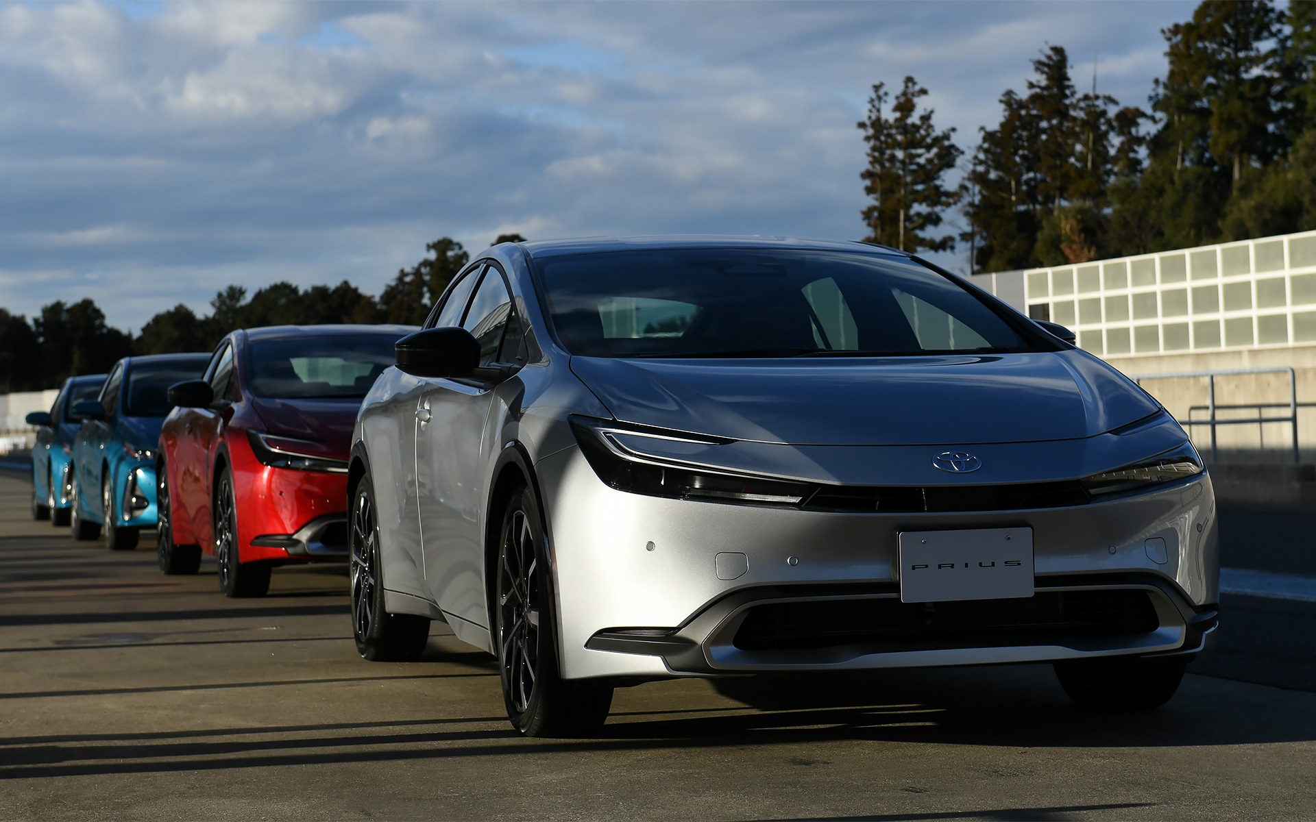 比較のために用意された従来型のプリウスPHV（後方の青い車種）と乗り比べも行なわれた