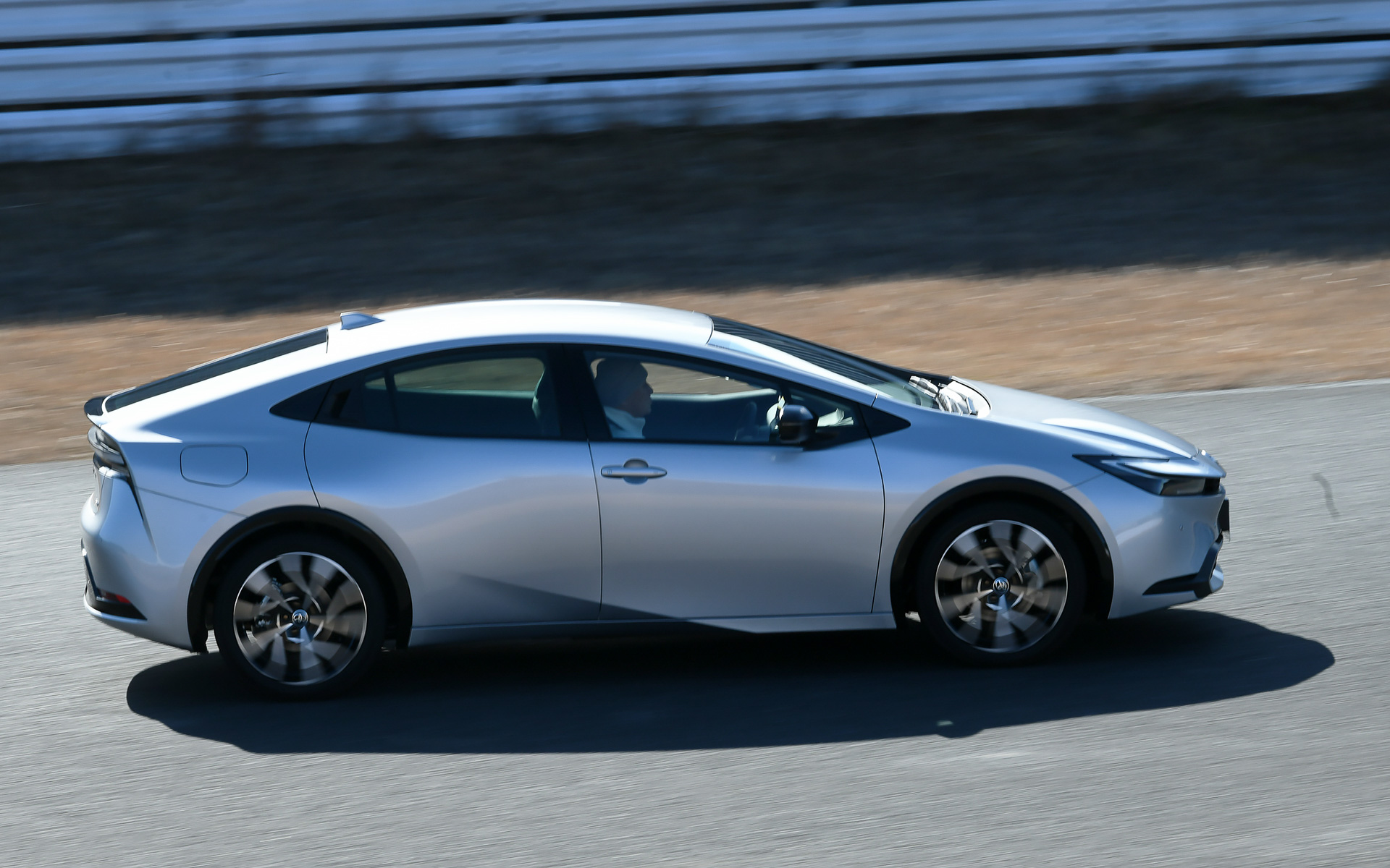 新型プリウスPHEV プロトタイプでサーキット試乗