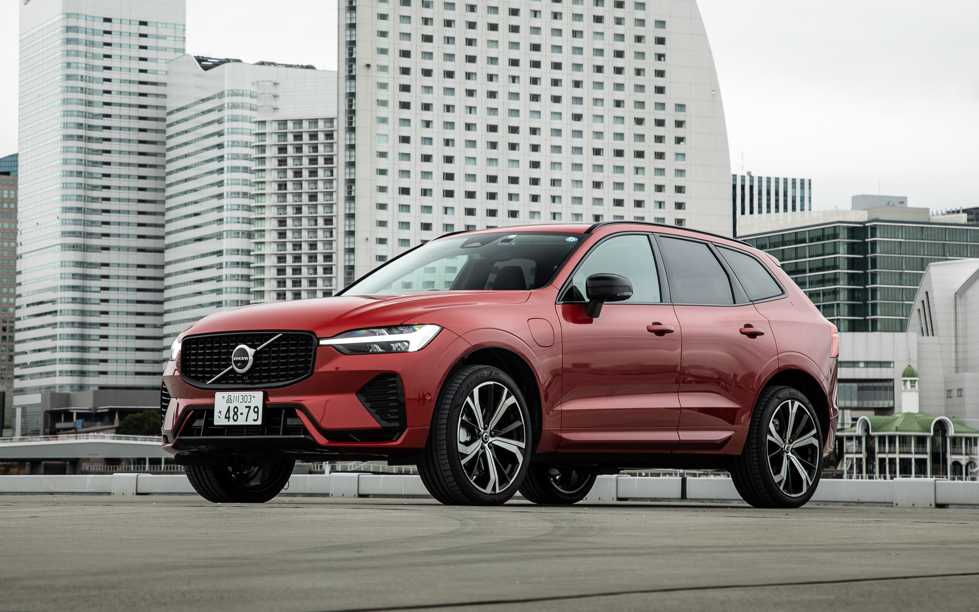 新しいエクステリアデザインテーマを採用するプラグインハイブリッドの「XC60 Recharge Ultimate T6 AWD plug-in hybrid」（999万円）。ボディサイズは4710×1915×1660mm（全長×全幅×全高）、ホイールベースは2865mm