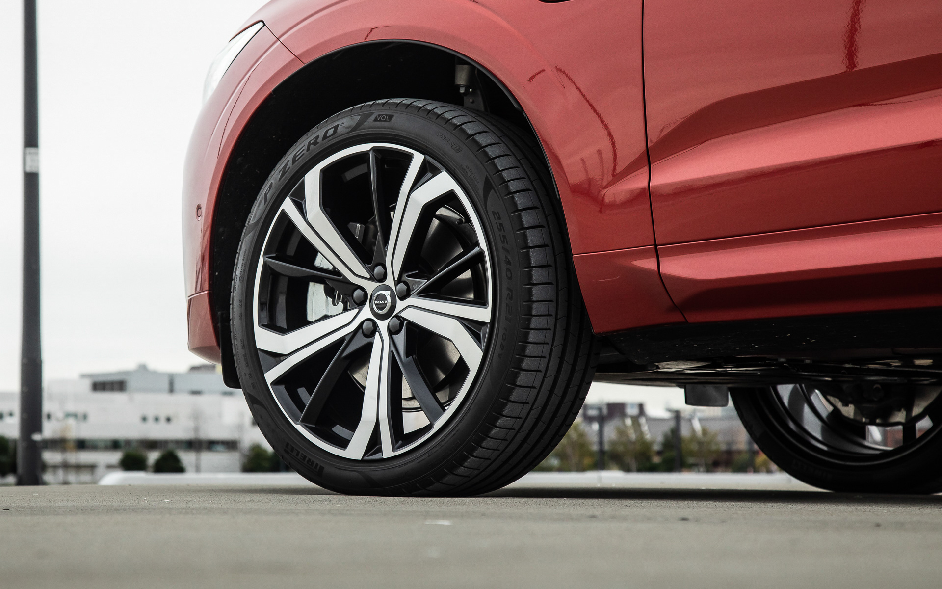 新しいエクステリアデザインテーマを採用するプラグインハイブリッドの「XC60 Recharge Ultimate T6 AWD plug-in hybrid」（999万円）。ボディサイズは4710×1915×1660mm（全長×全幅×全高）、ホイールベースは2865mm