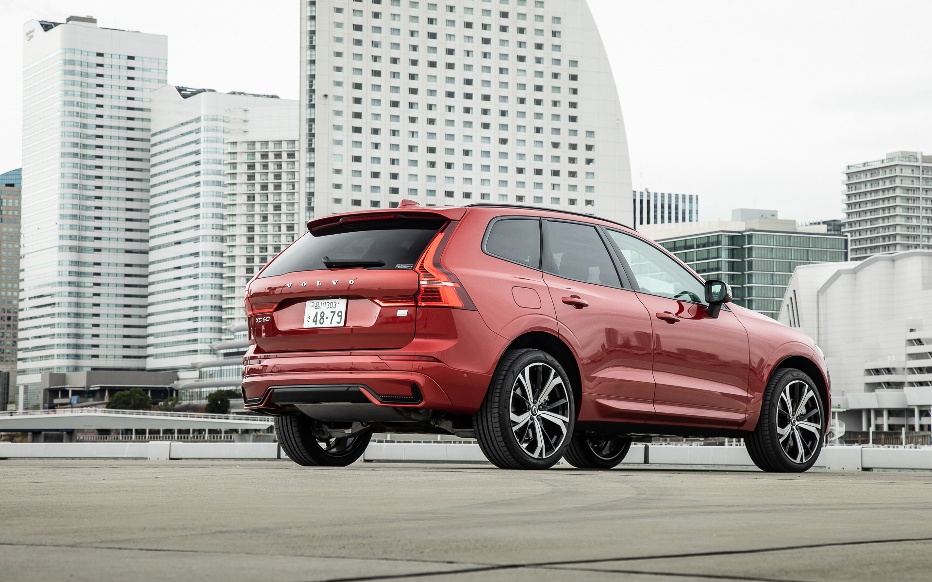 新しいエクステリアデザインテーマを採用するプラグインハイブリッドの「XC60 Recharge Ultimate T6 AWD plug-in hybrid」（999万円）。ボディサイズは4710×1915×1660mm（全長×全幅×全高）、ホイールベースは2865mm