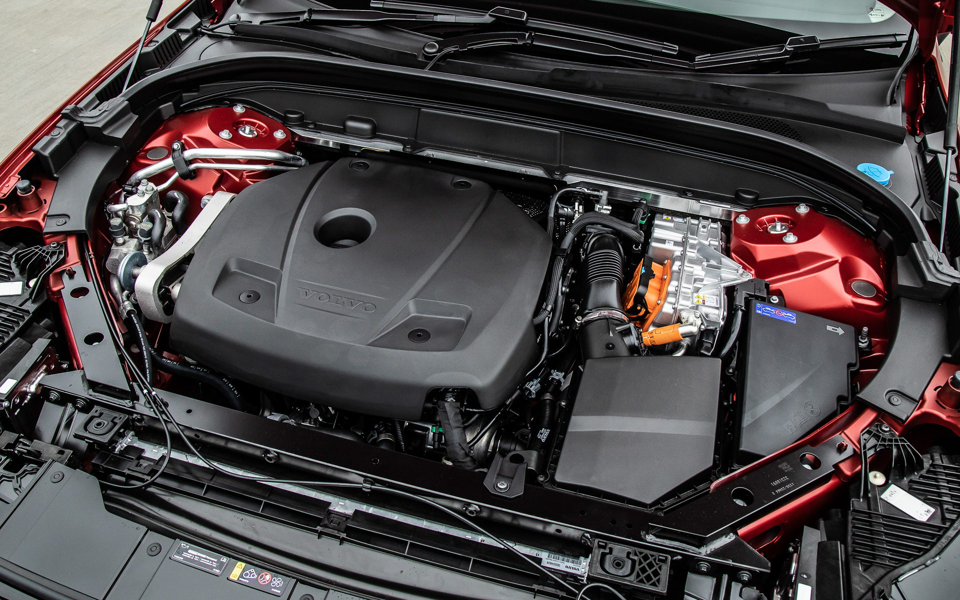 T6仕様の直列4気筒DOHC 2.0リッターターボエンジンは最高出力186kW（253PS）/5500rpm、最大トルク350Nm（35.7kgfm）/2500-5000rpmを発生。モーター出力はフロントが52kW/165Nm、リアが107kW/309Nm。WLTCモード燃費は14.3km/L