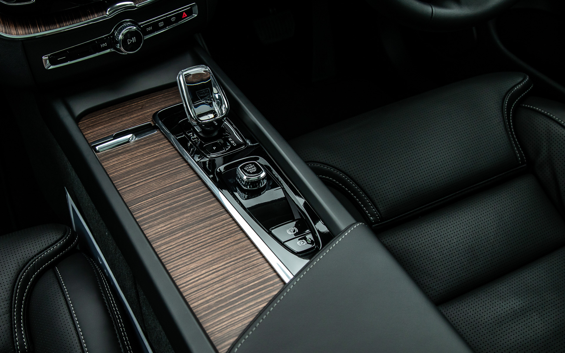 XC60 Recharge Ultimate T6 AWD plug-in hybridのインテリア