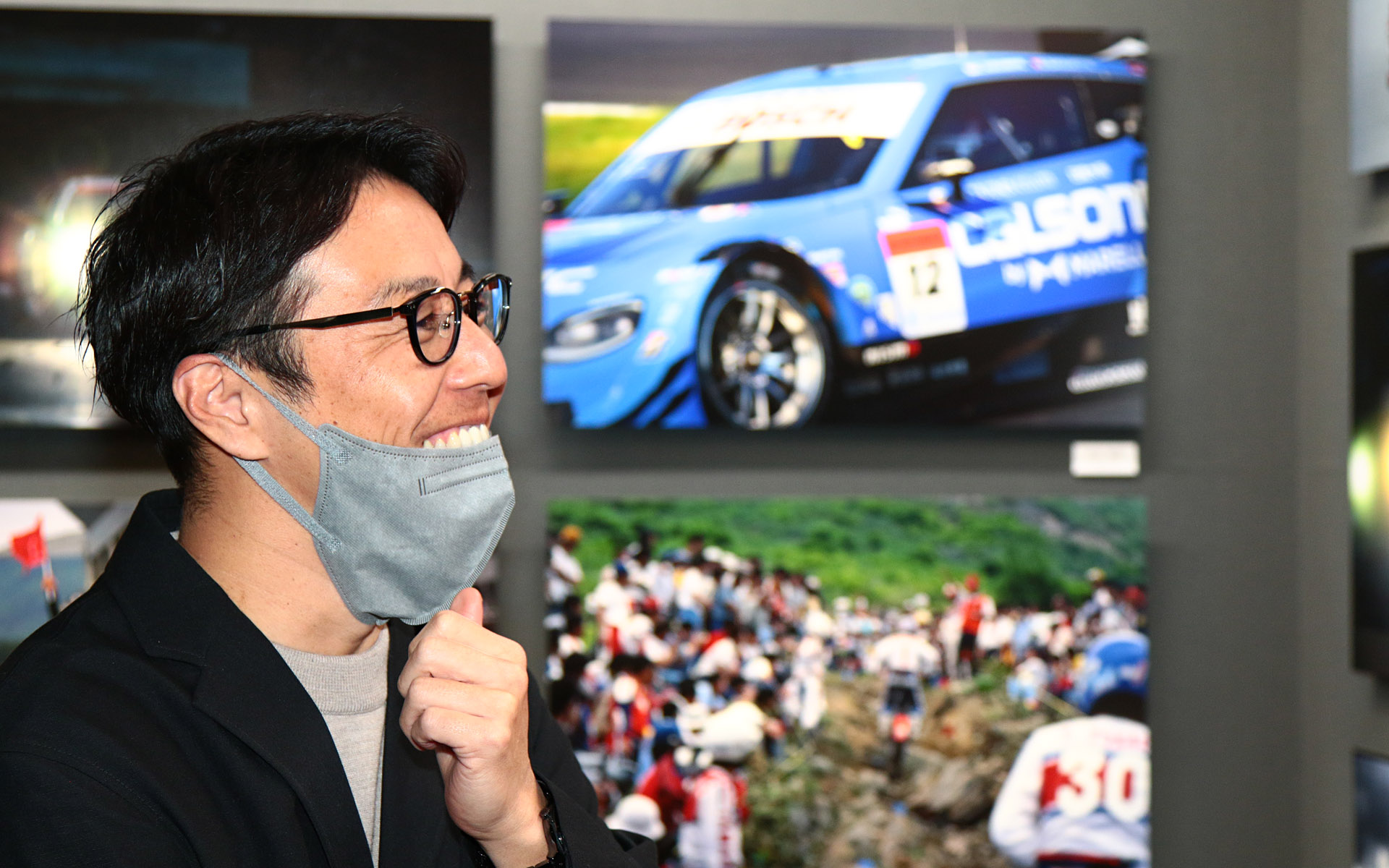 展示作品を鑑賞する星野一樹氏