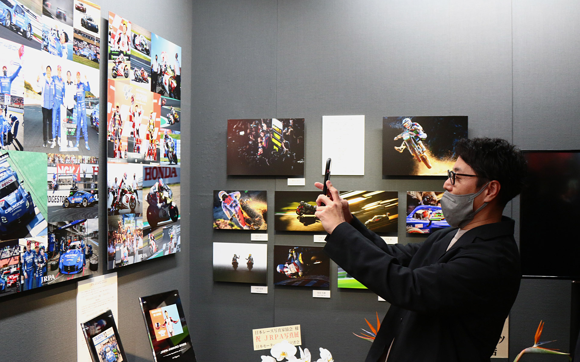 展示作品を鑑賞する星野一樹氏