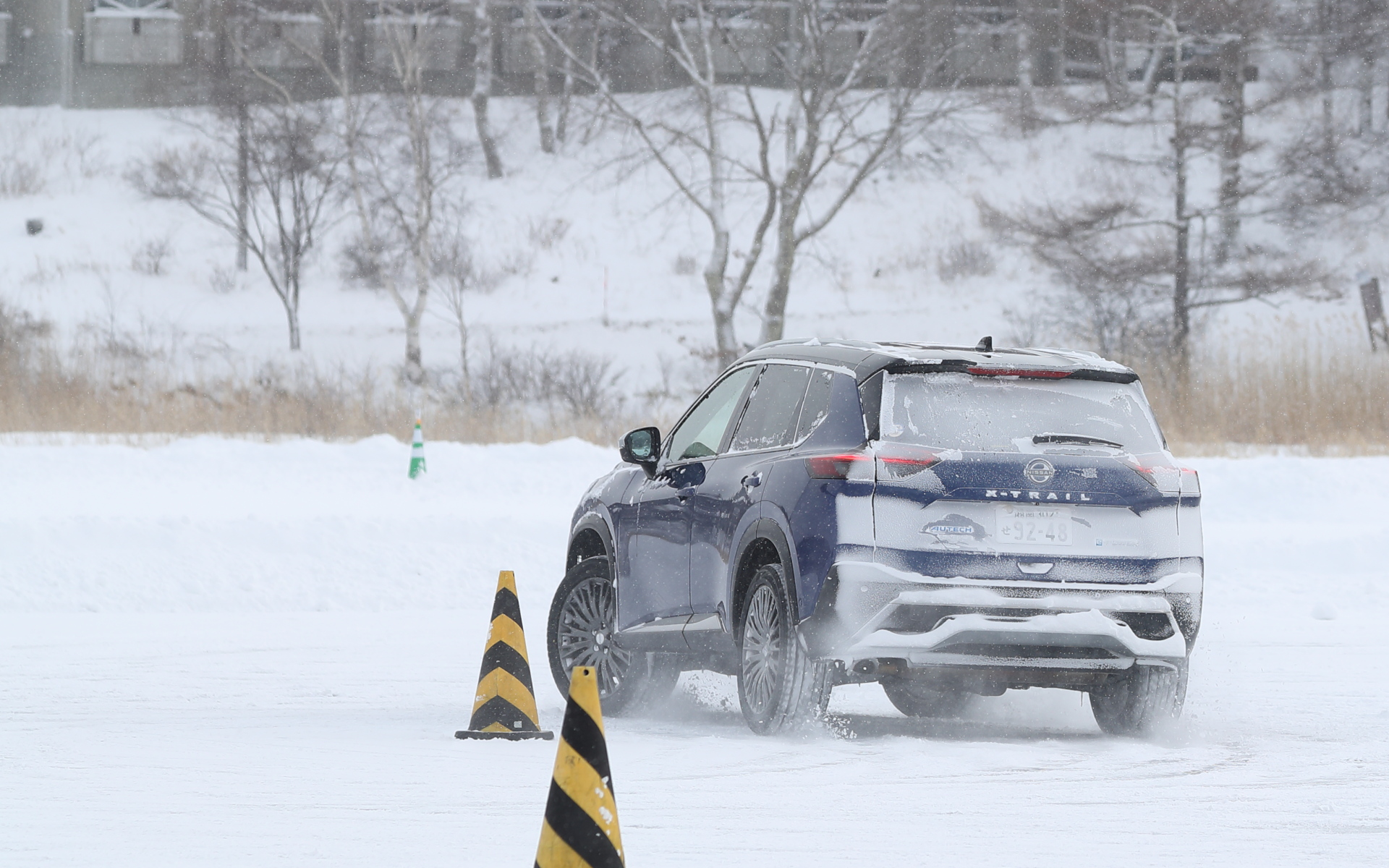 カスタムカー「エクストレイル AUTECH」のe-4ORCE仕様は3列シート仕様の「AUTECH e-4ORCE」（459万8000円）、ナビゲーションシステム、先進安全装備、便利・快適装備などをパッケージ化した2列シート仕様の「AUTECH e-4ORCE Advanced Package」（504万6800円）を設定