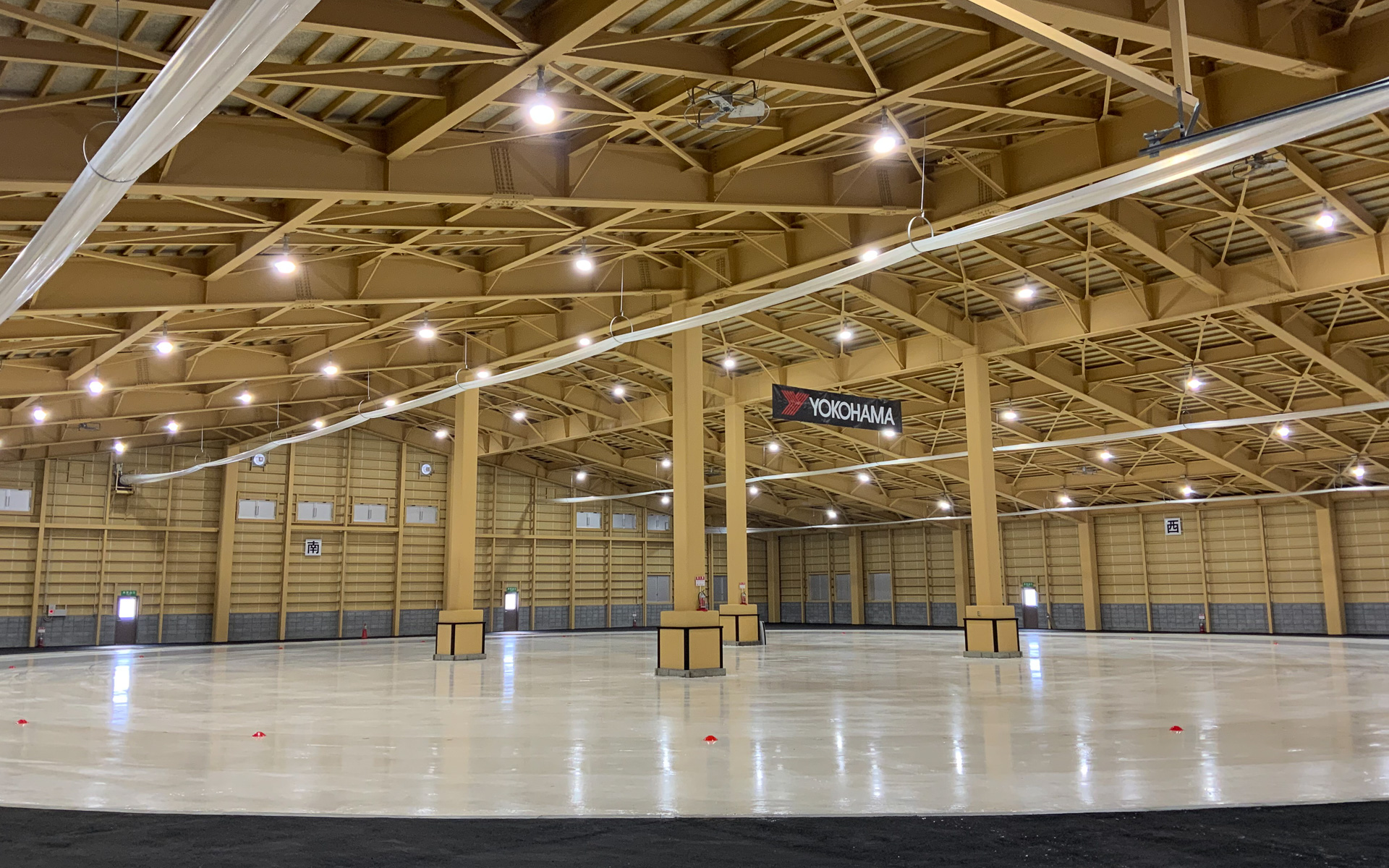 室内に設置された氷盤旋回路