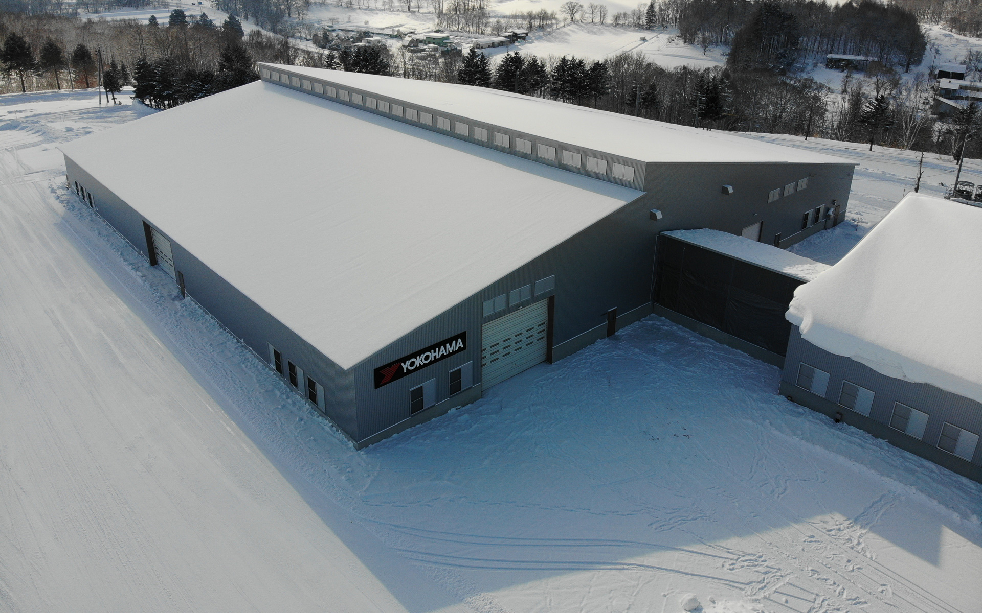 屋内氷盤旋回試験場の外観