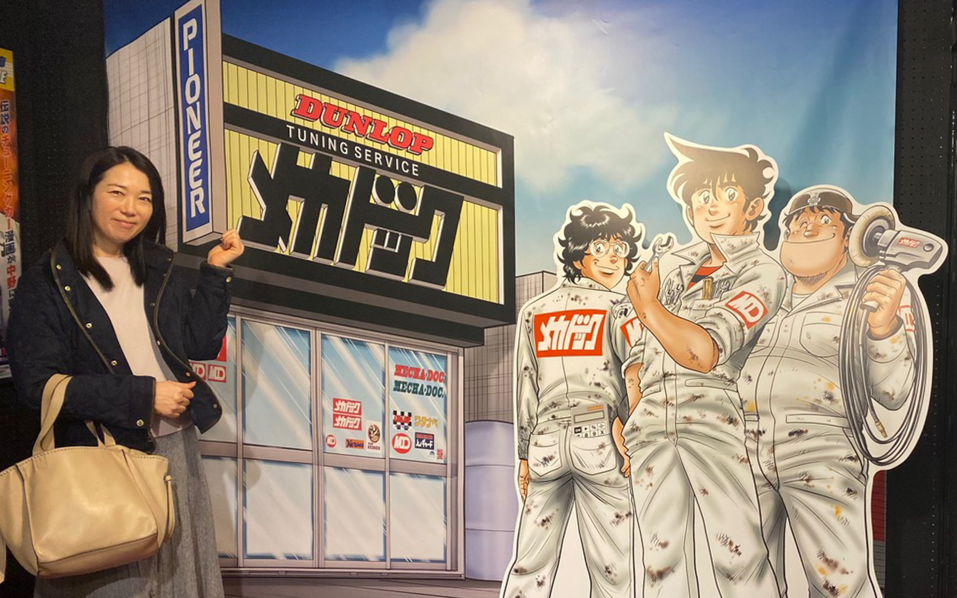 私もチューニングショップ「メカドック」にお邪魔しちゃいました〜！　なんて感じに撮れるフォトスポットがありました。潤、いっつぁん、野呂さんと一緒に青春してる気分になれます