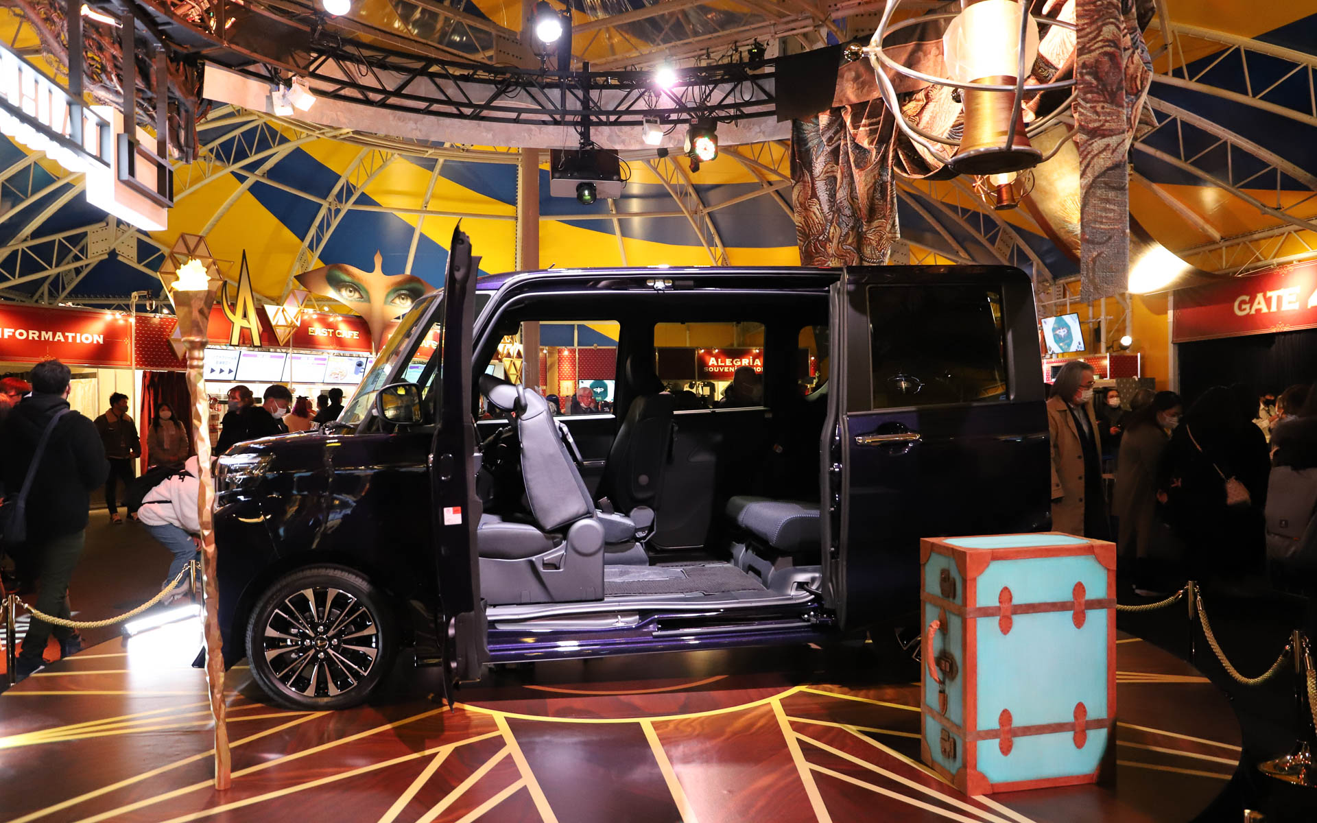 テントに一歩足を踏み入れると、まずはダイハツ工業の「タント カスタム」がお出迎え