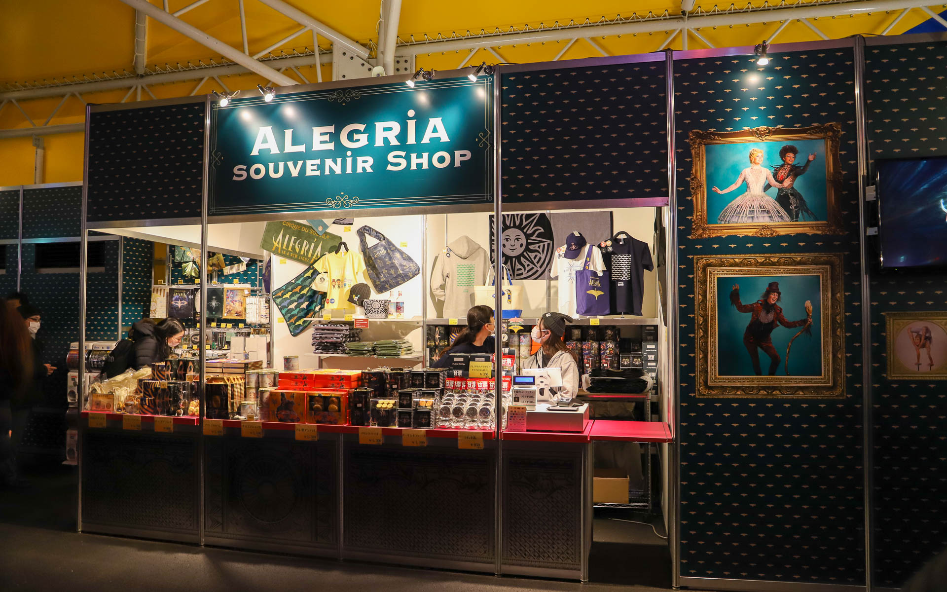 軽食の売店のほか、グッズ売り場も充実