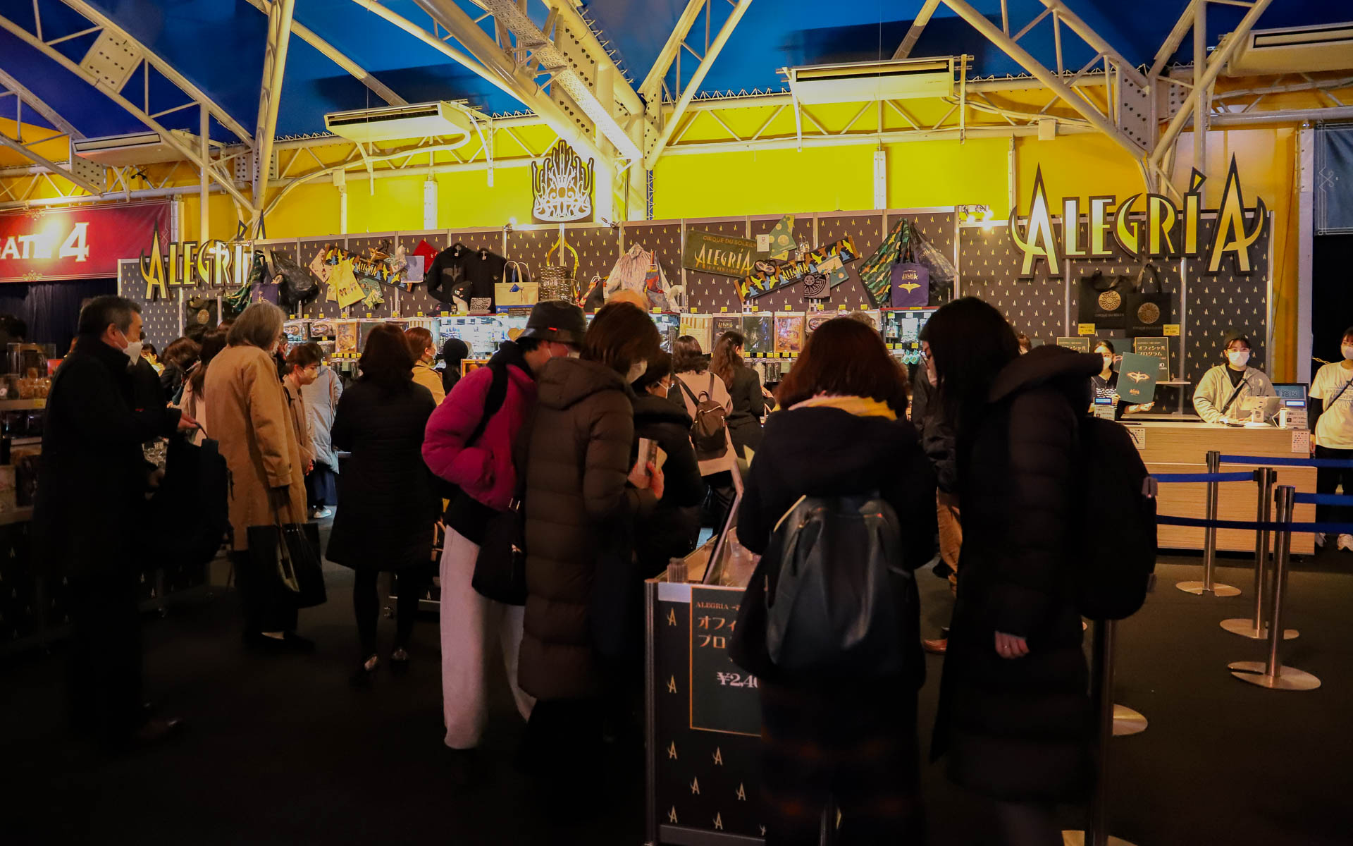 軽食の売店のほか、グッズ売り場も充実