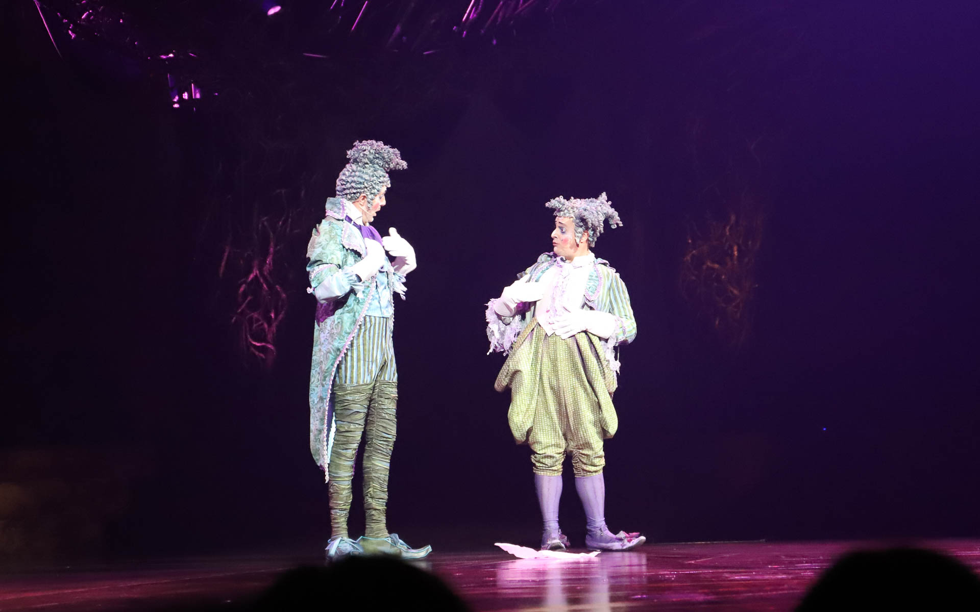 コミカルな動きで笑いを誘うクラウン兄弟