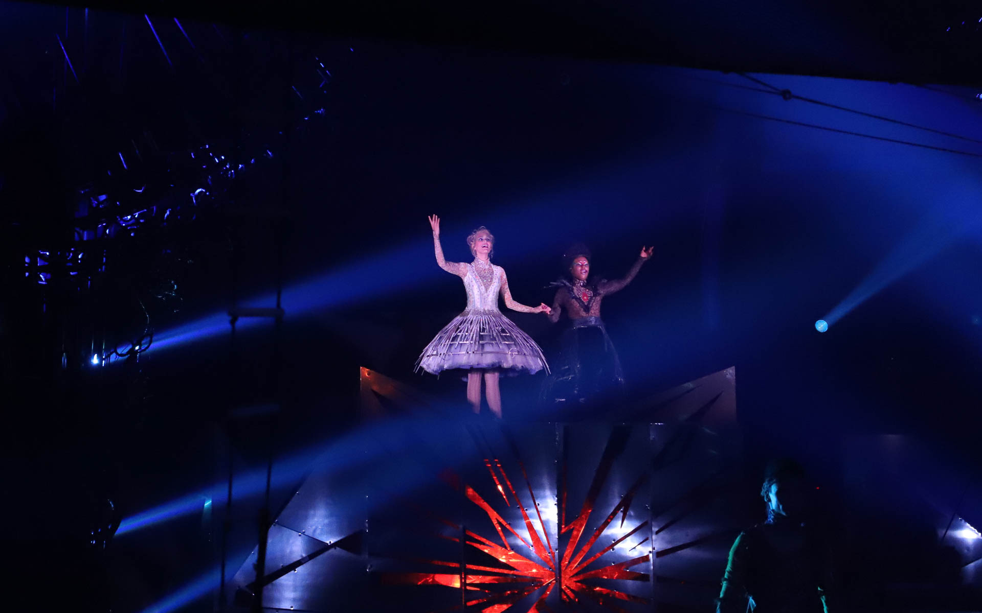 対となる白と黒の衣装をまとったシンガーたち