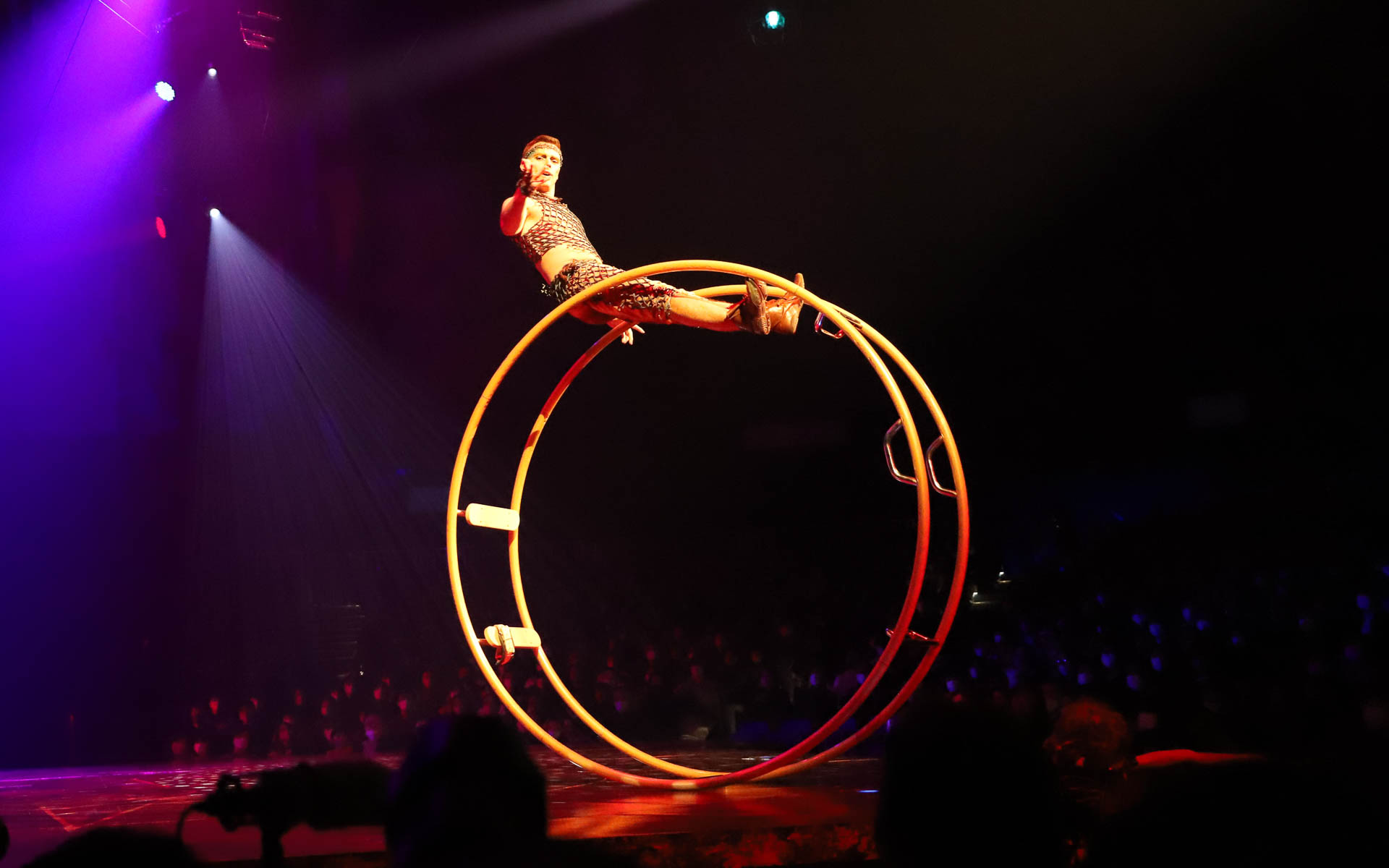 “人間ジャイロスコープ”となって巨大な車輪を回転させるパフォーマンスのジャーマン・ホイール