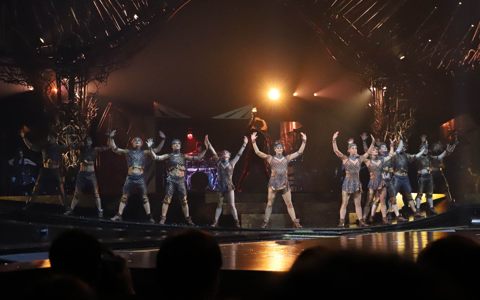 トランポリンが2つ交差したステージでダイナミックな跳躍技を披露するパワートラック