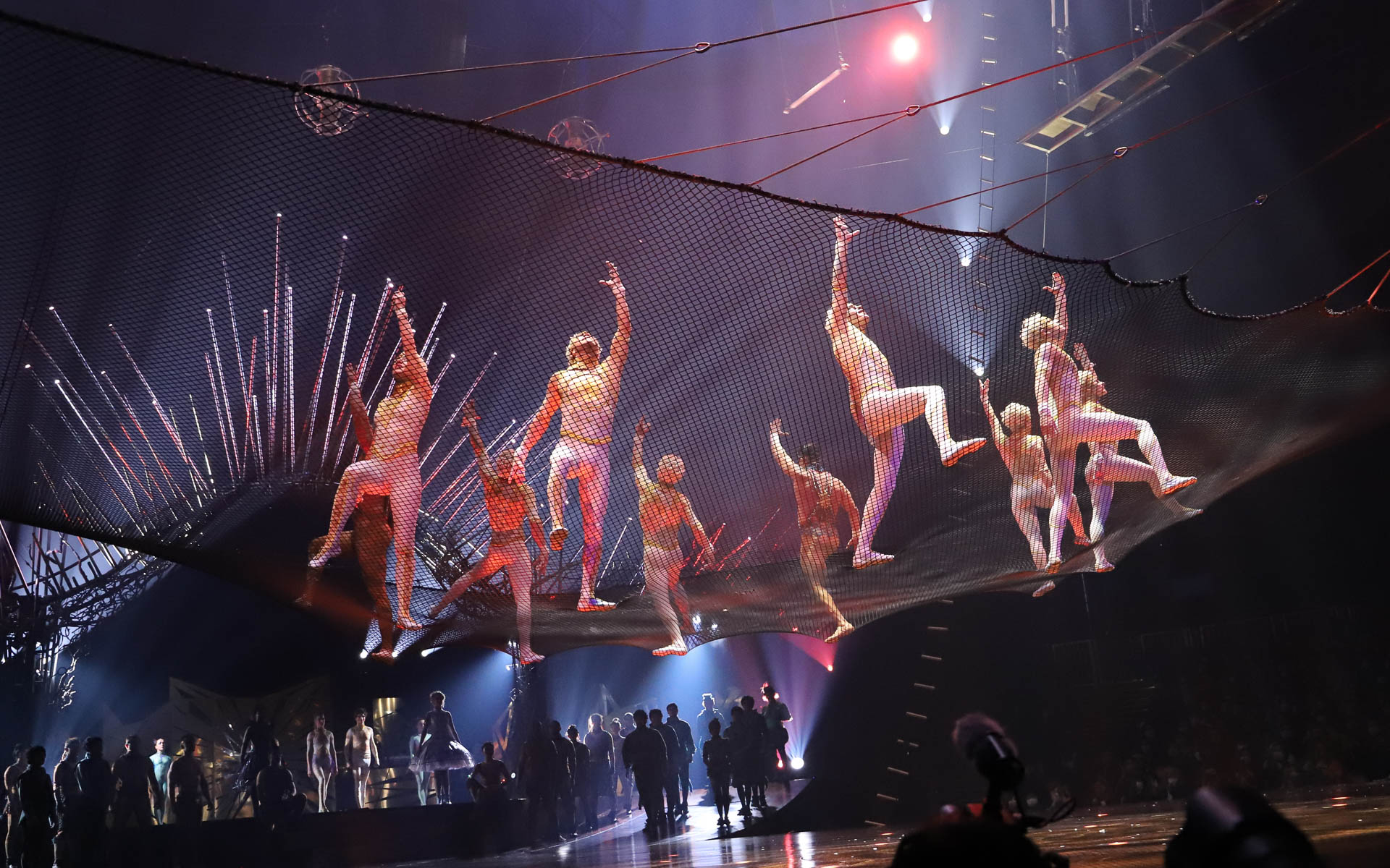 ブランコからネット、ステージへと降りるときにもパフォーマンスで魅せる