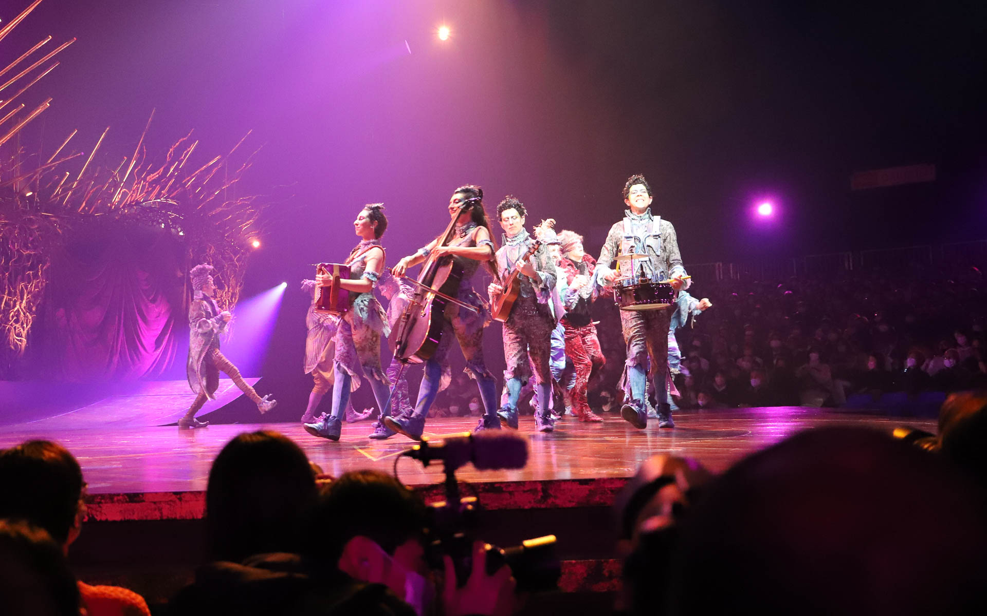 パフォーマンスとパフォーマンスの間には、ミュージシャンやクラウン、時には観客もステージに招かれ、笑いを誘い、感動をもたらす