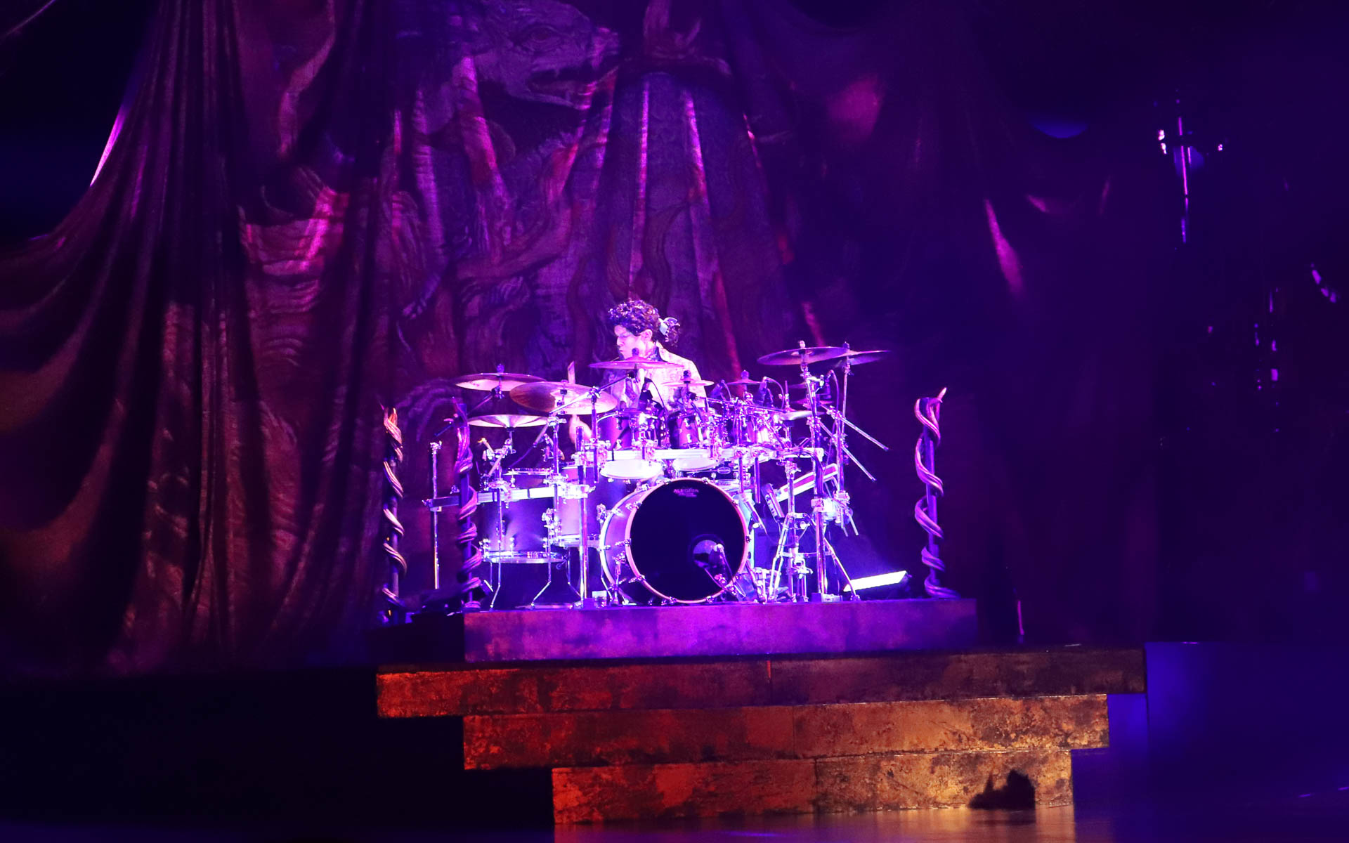 パフォーマンスとパフォーマンスの間には、ミュージシャンやクラウン、時には観客もステージに招かれ、笑いを誘い、感動をもたらす