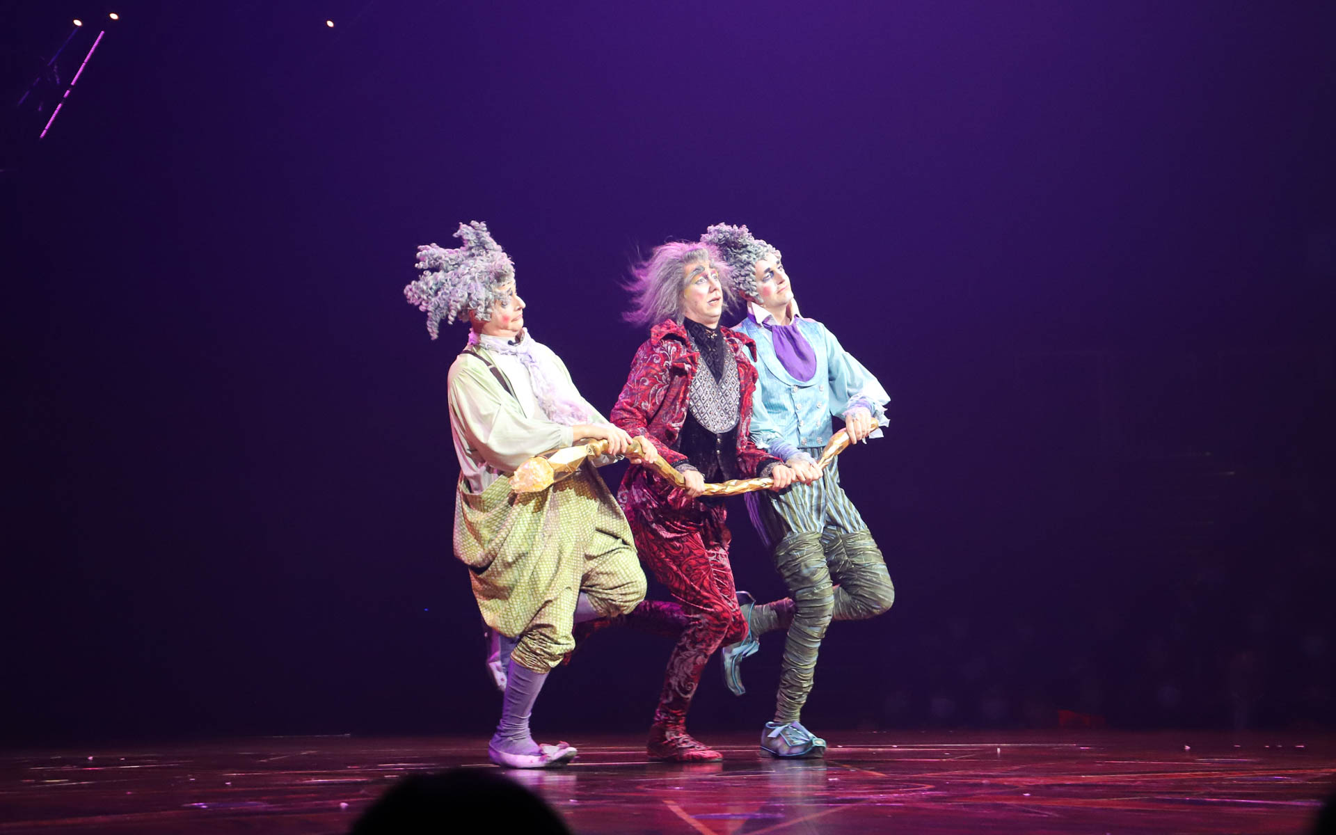 パフォーマンスとパフォーマンスの間には、ミュージシャンやクラウン、時には観客もステージに招かれ、笑いを誘い、感動をもたらす