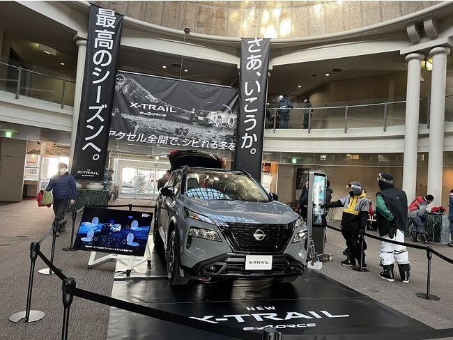 パルコール嬬恋スキー場内のメインホールやゴンドラ駅舎など、さまざまな個所にエクストレイルのグラフィックが掲出される
