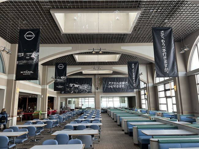 パルコール嬬恋スキー場内のメインホールやゴンドラ駅舎など、さまざまな個所にエクストレイルのグラフィックが掲出される