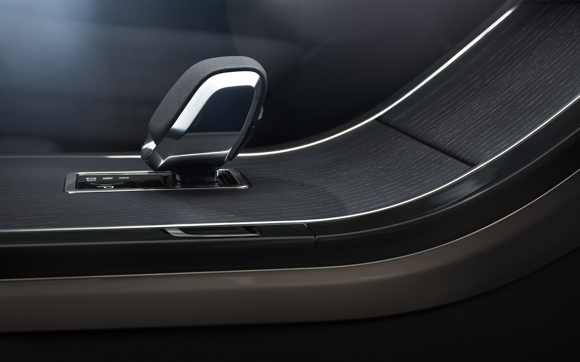 最新のインフォテインメントシステム「Pivi Pro」をセンターコンソールに統合したほか、ワイヤレスデバイスチャージングを標準装備するなどより利便性と快適性を高めた