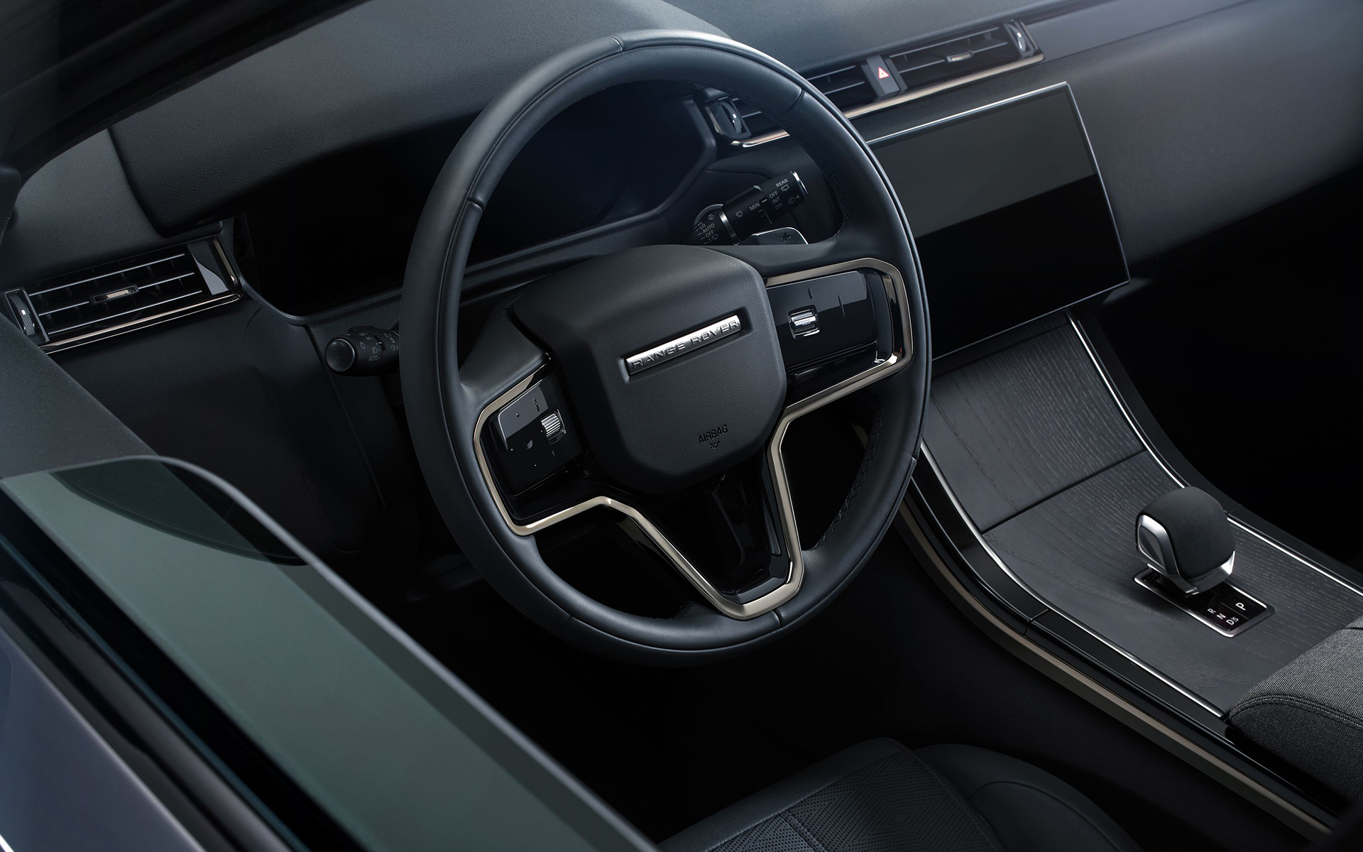 最新のインフォテインメントシステム「Pivi Pro」をセンターコンソールに統合したほか、ワイヤレスデバイスチャージングを標準装備するなどより利便性と快適性を高めた