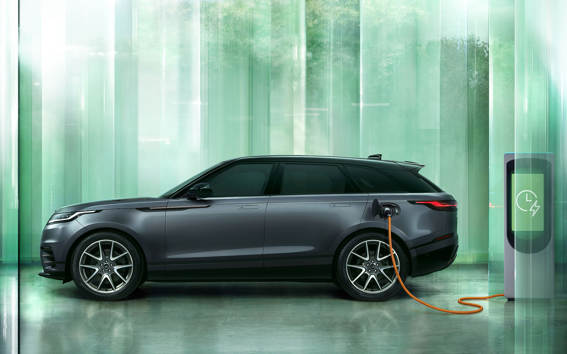 「レンジローバー ヴェラール」2024年モデルの受注開始（写真はPHEVモデル）